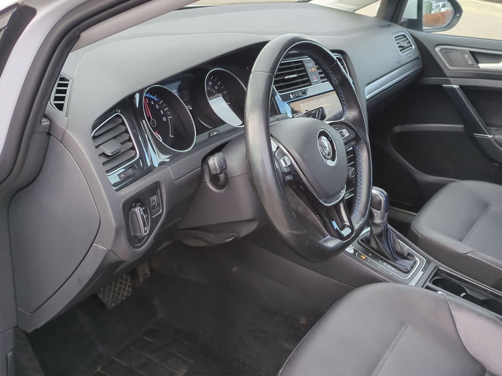 Thumbnail: 2017 Volkswagen e-Golf - 10