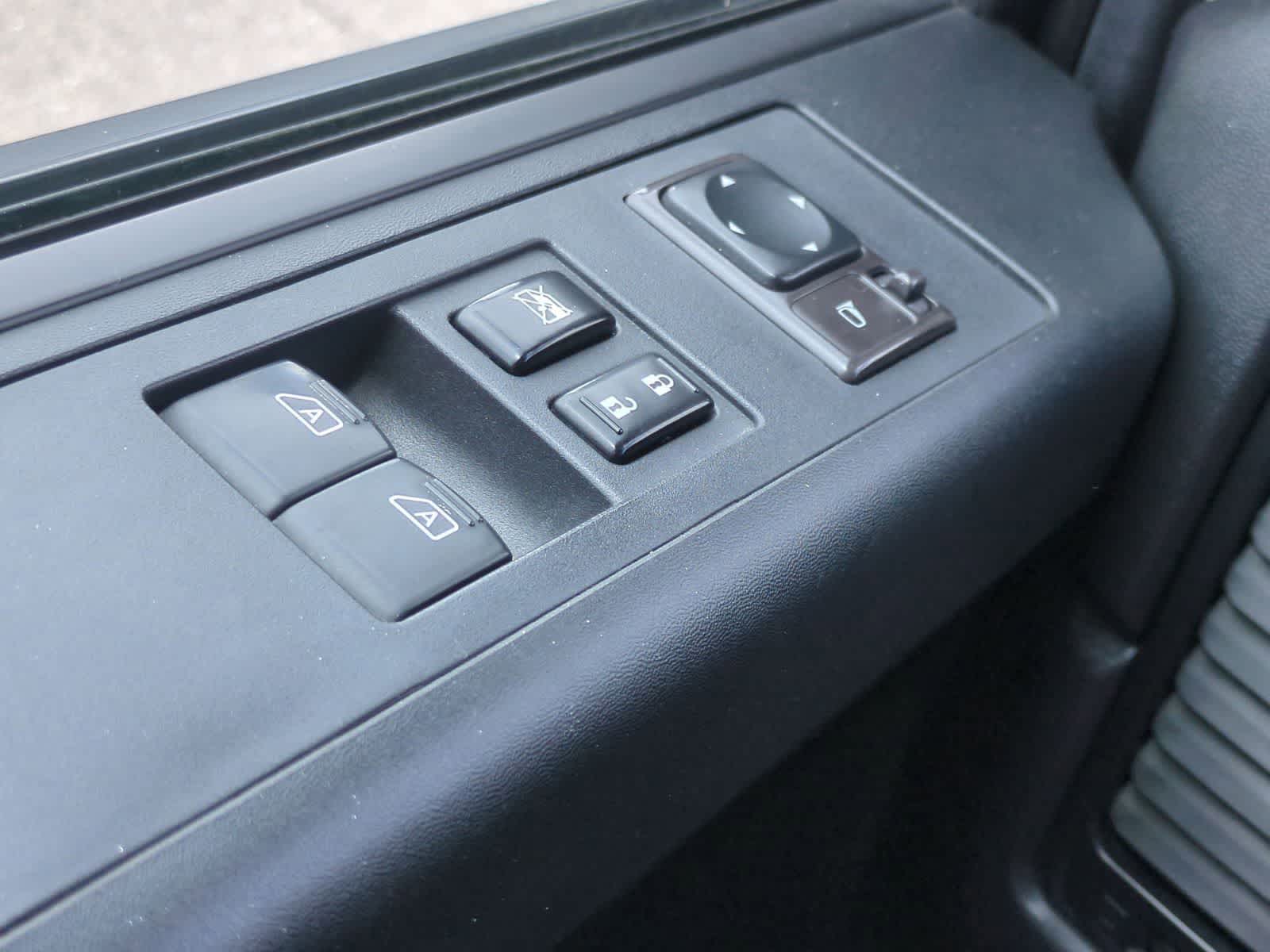 Thumbnail: 2011 Nissan Titan - 28