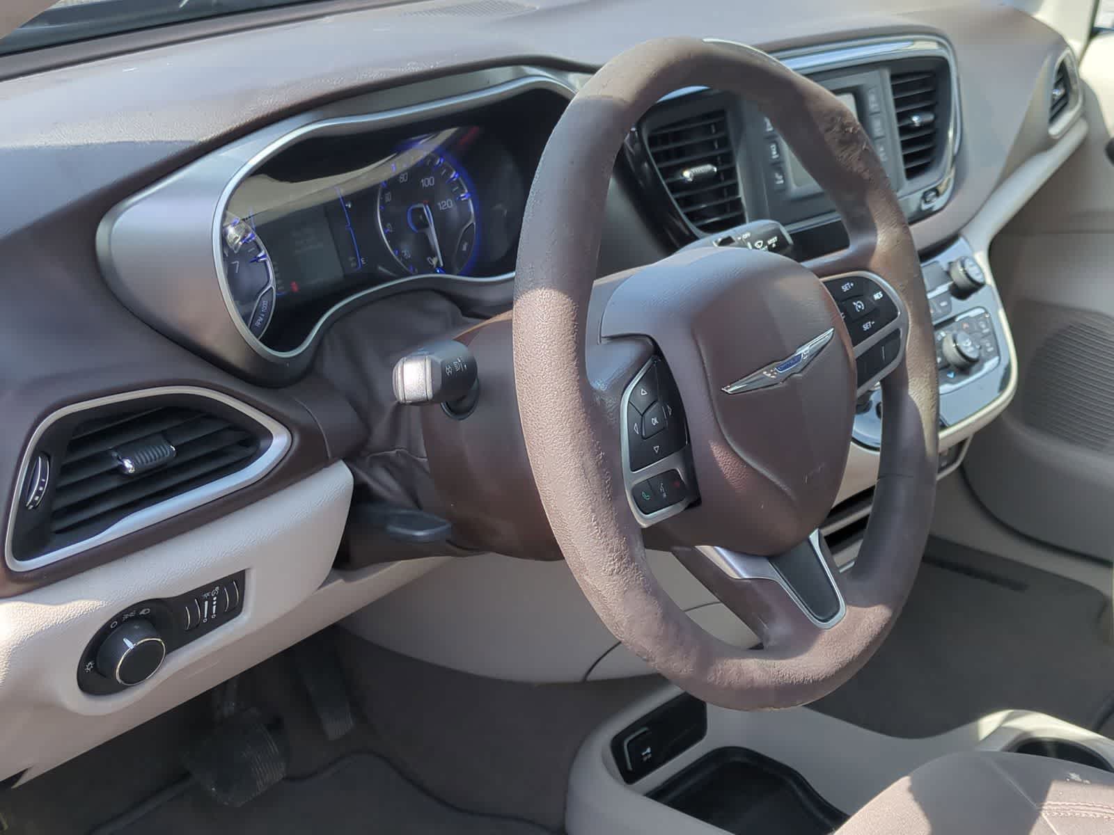 Thumbnail: 2017 Chrysler Pacifica - 10