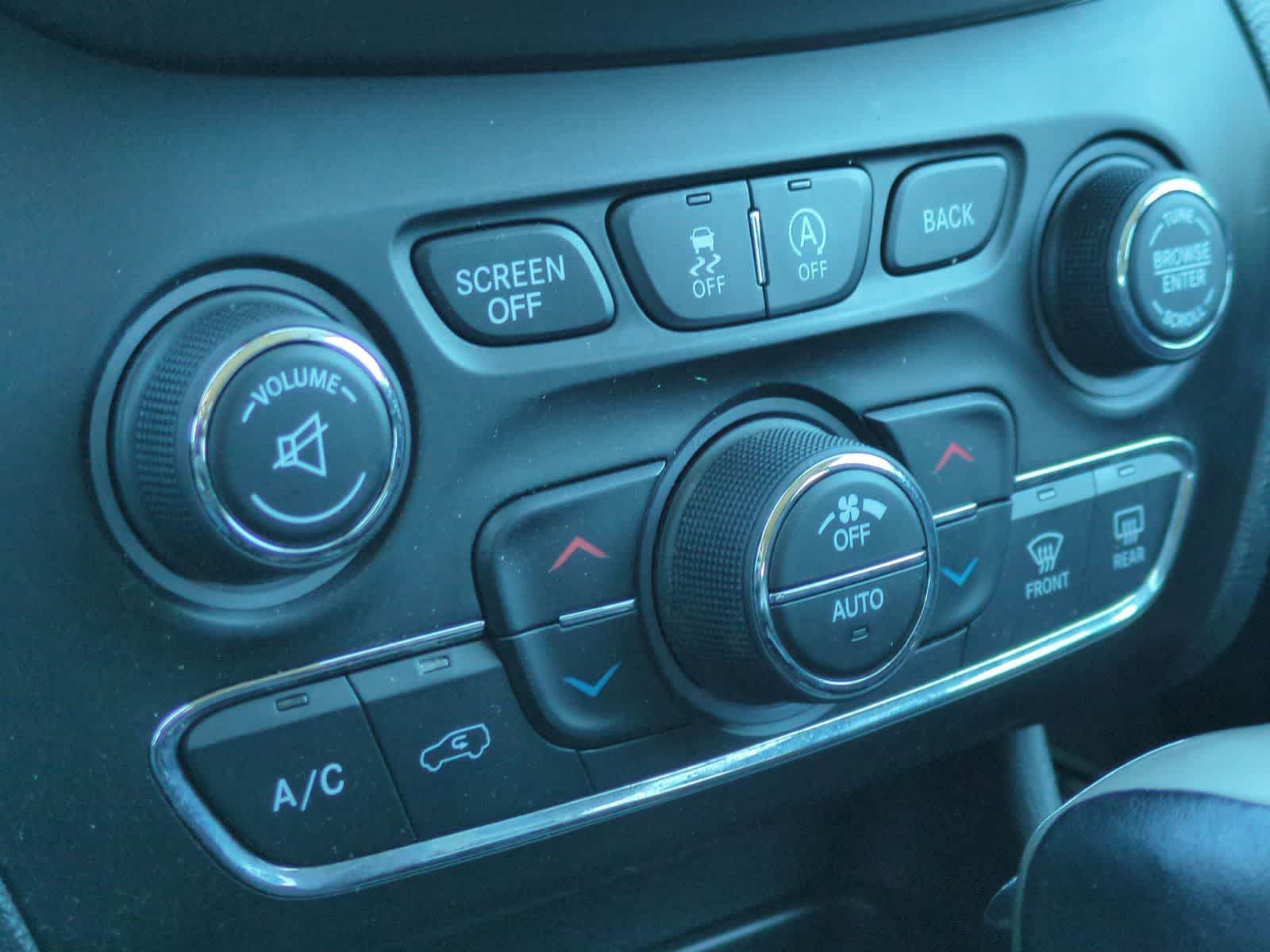 Thumbnail: 2016 Jeep Cherokee - 30