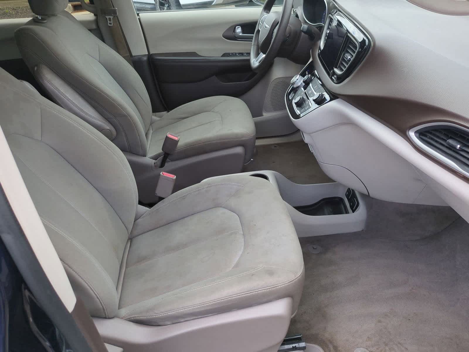 2017 Chrysler Pacifica Touring 21