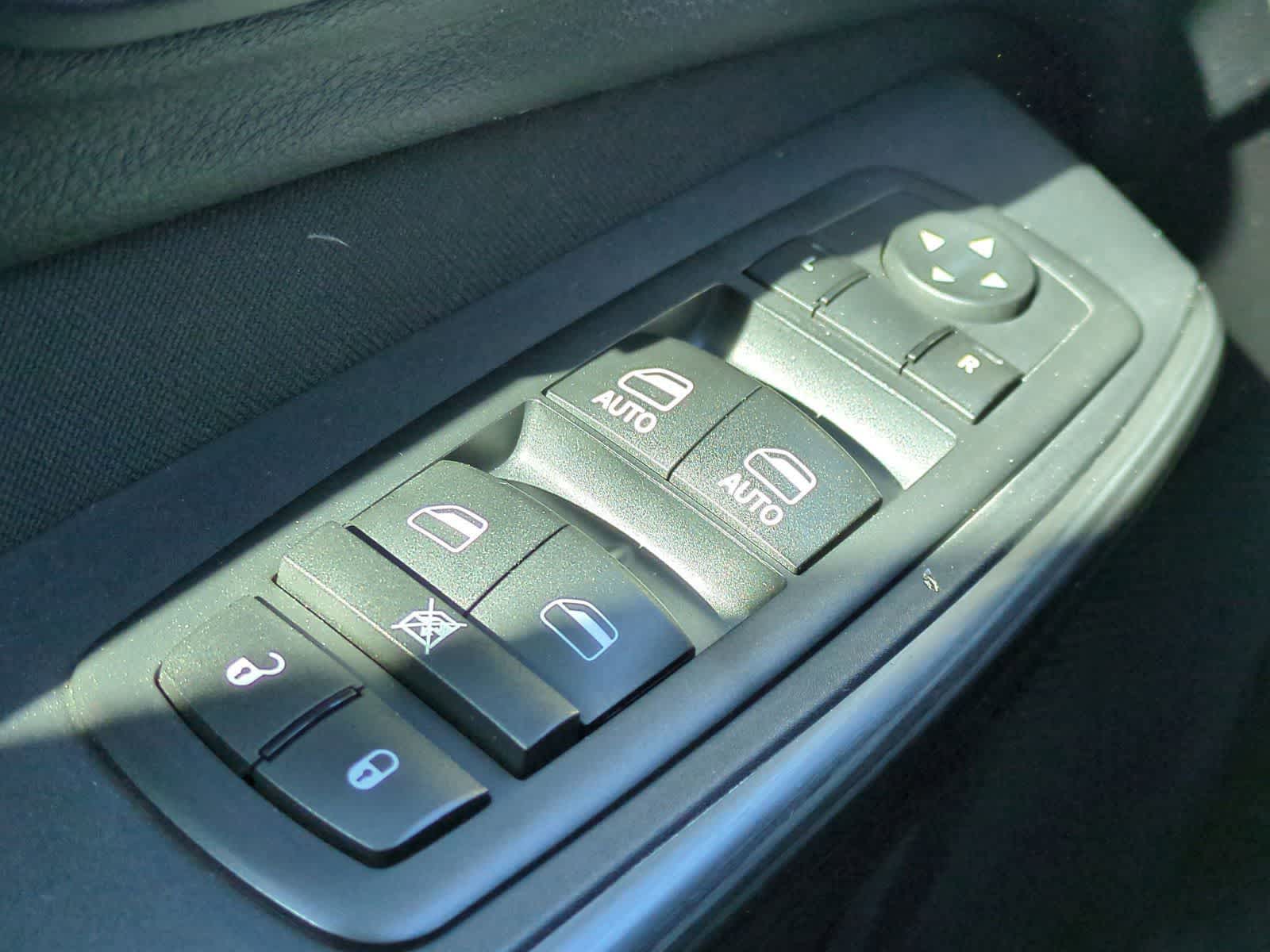 Thumbnail: 2016 Jeep Cherokee - 28