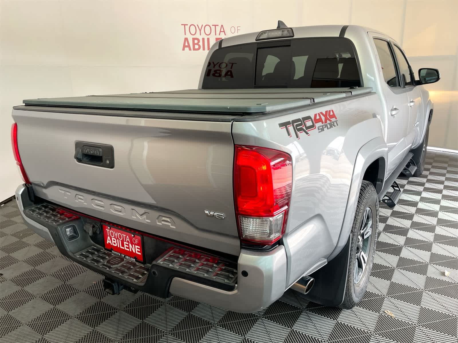 Thumbnail: 2017 Toyota Tacoma - 6