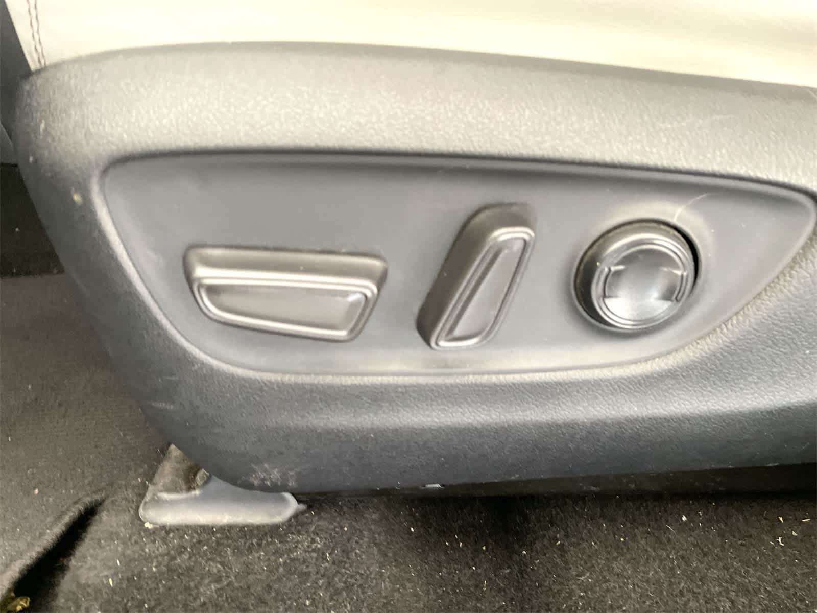 Thumbnail: 2022 Toyota RAV4 - 11