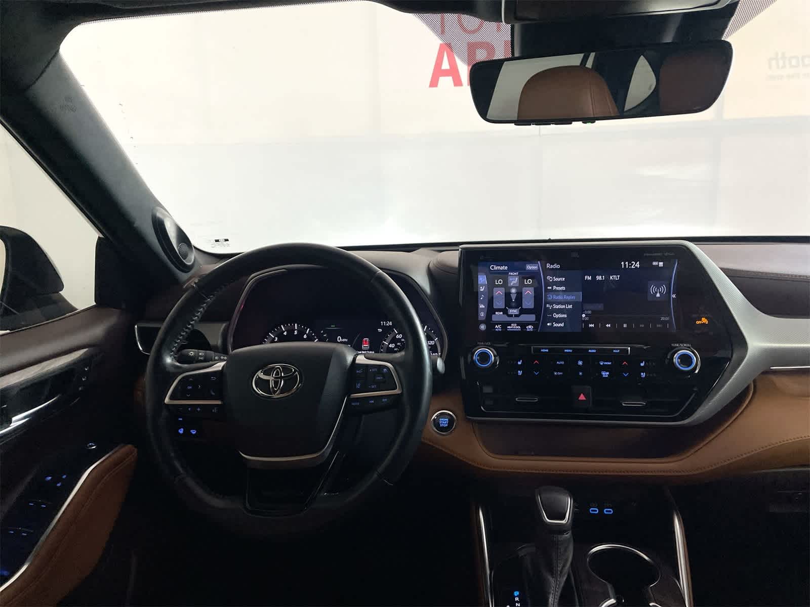 Thumbnail: 2022 Toyota Highlander - 17