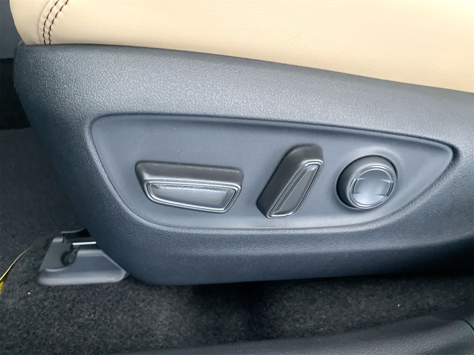 Thumbnail: 2025 Toyota RAV4 - 10