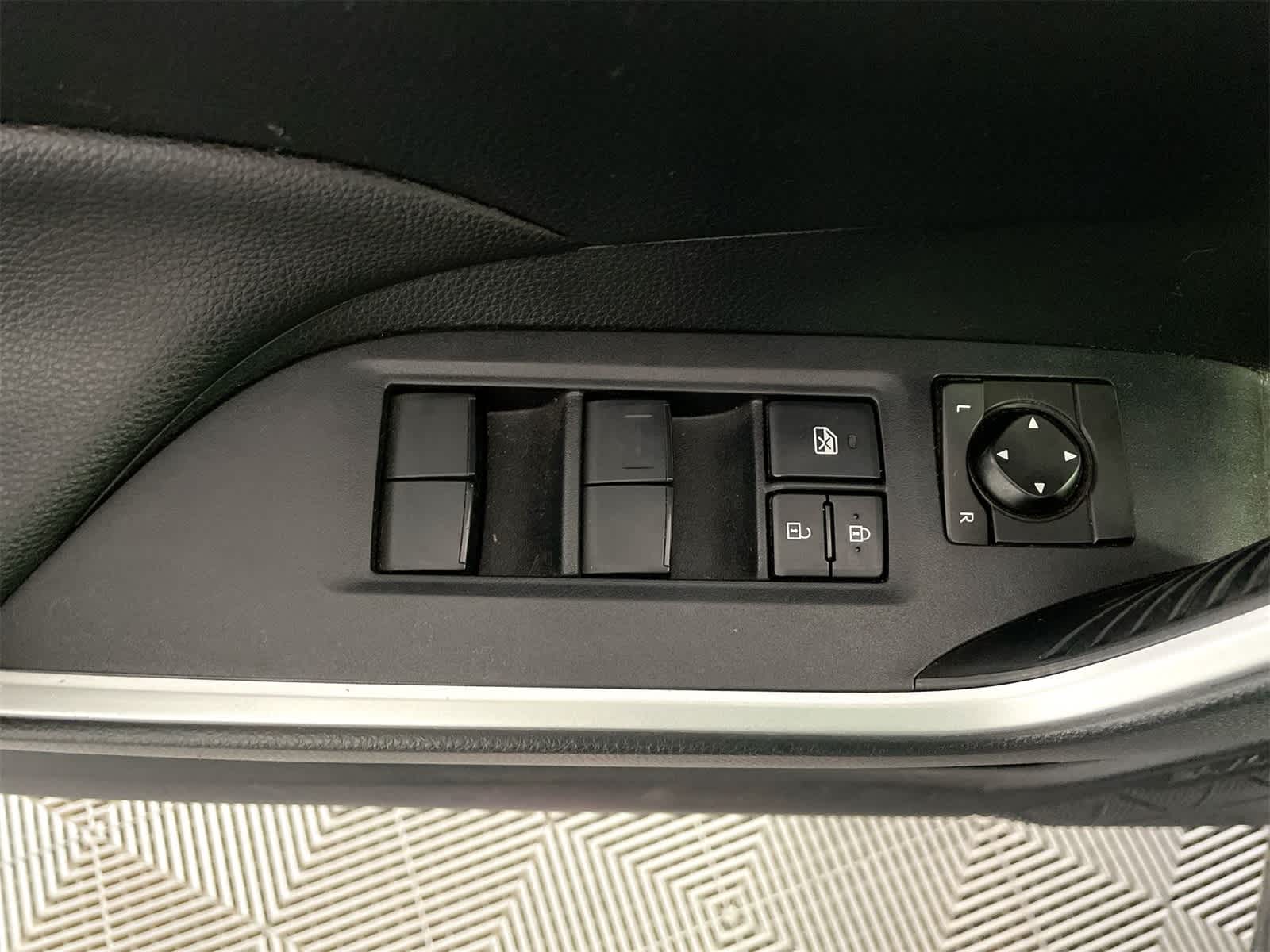 Thumbnail: 2019 Toyota RAV4 - 10