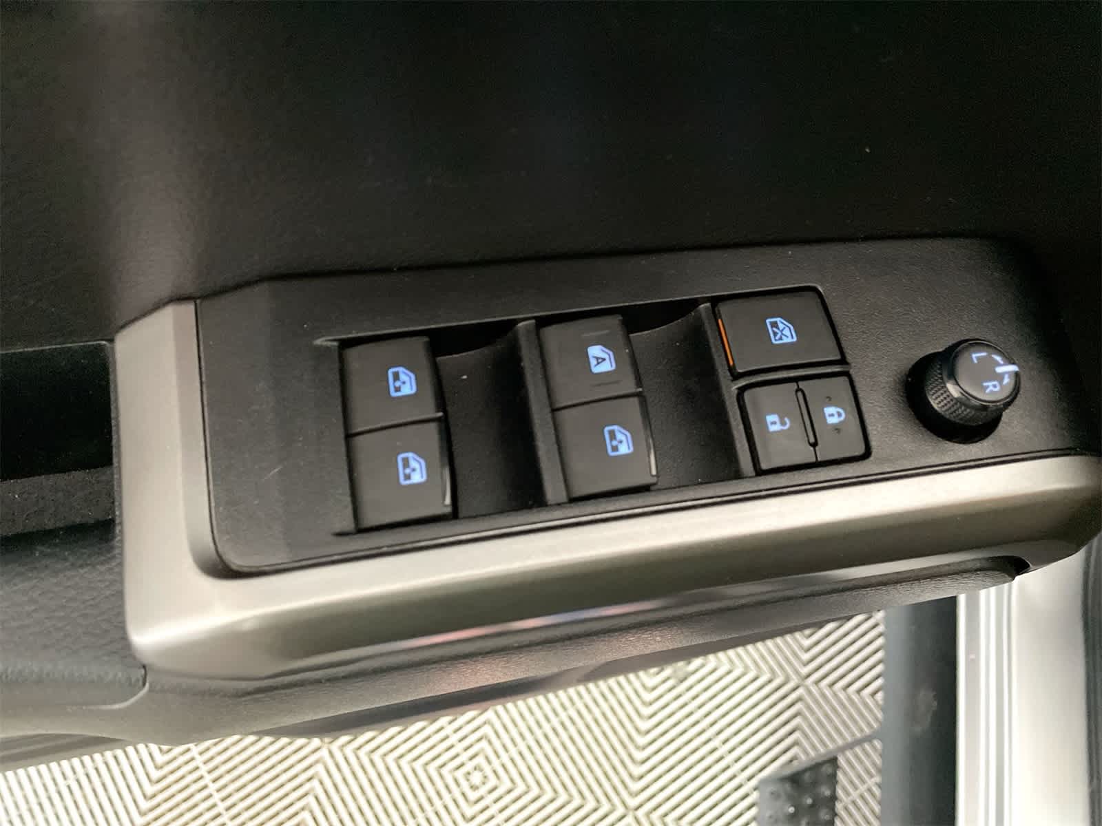 Thumbnail: 2022 Toyota Tacoma - 10