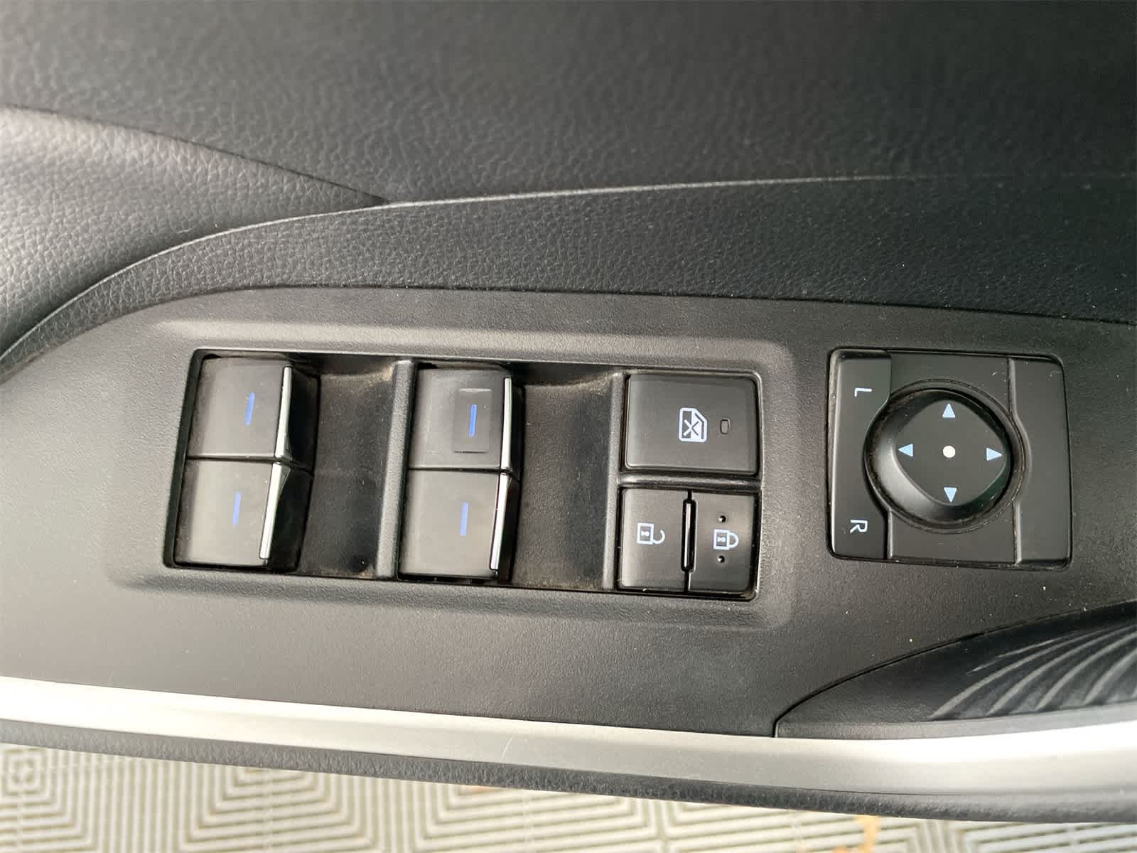 Thumbnail: 2022 Toyota RAV4 - 11