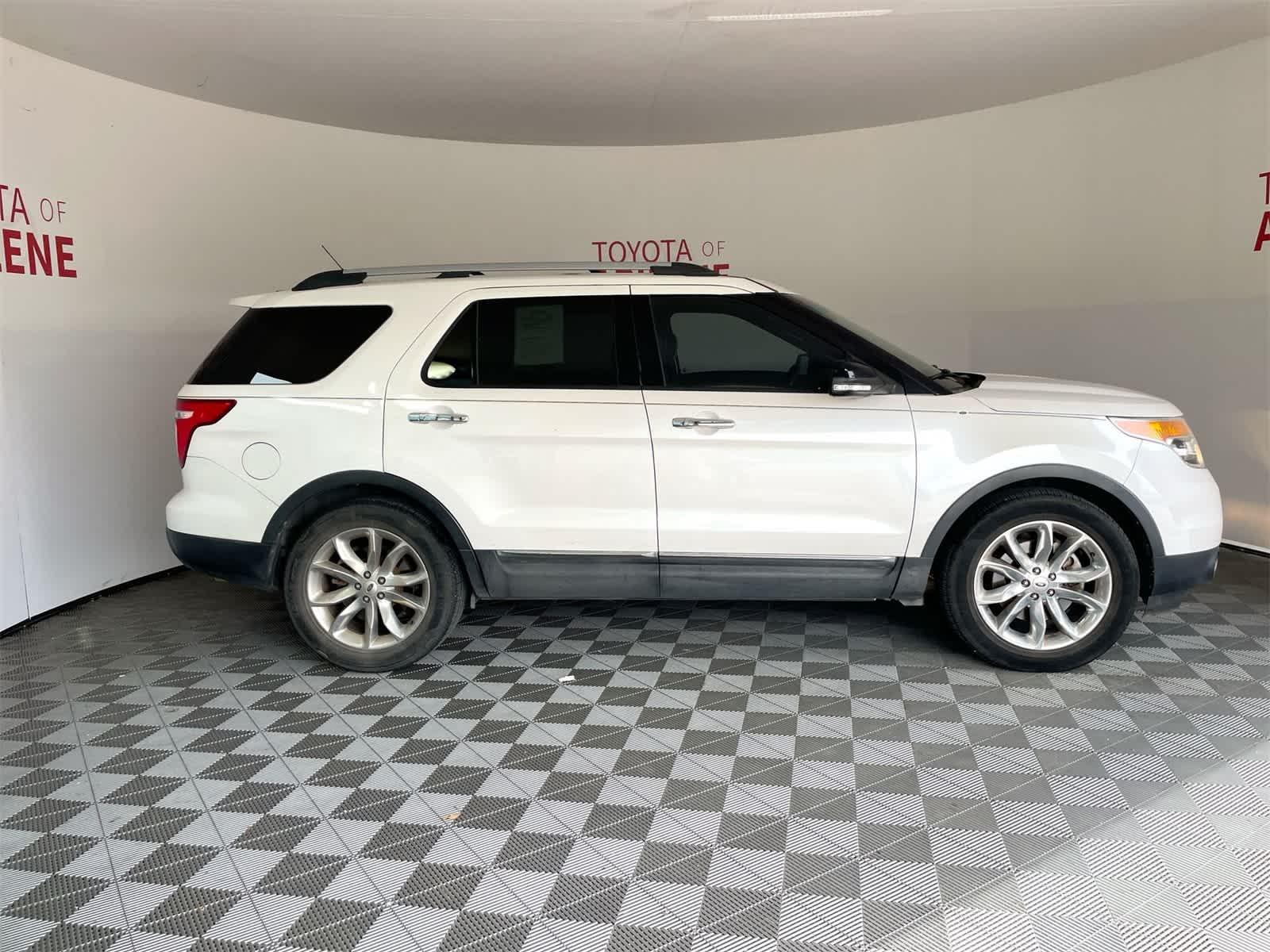 Thumbnail: 2015 Ford Explorer - 8