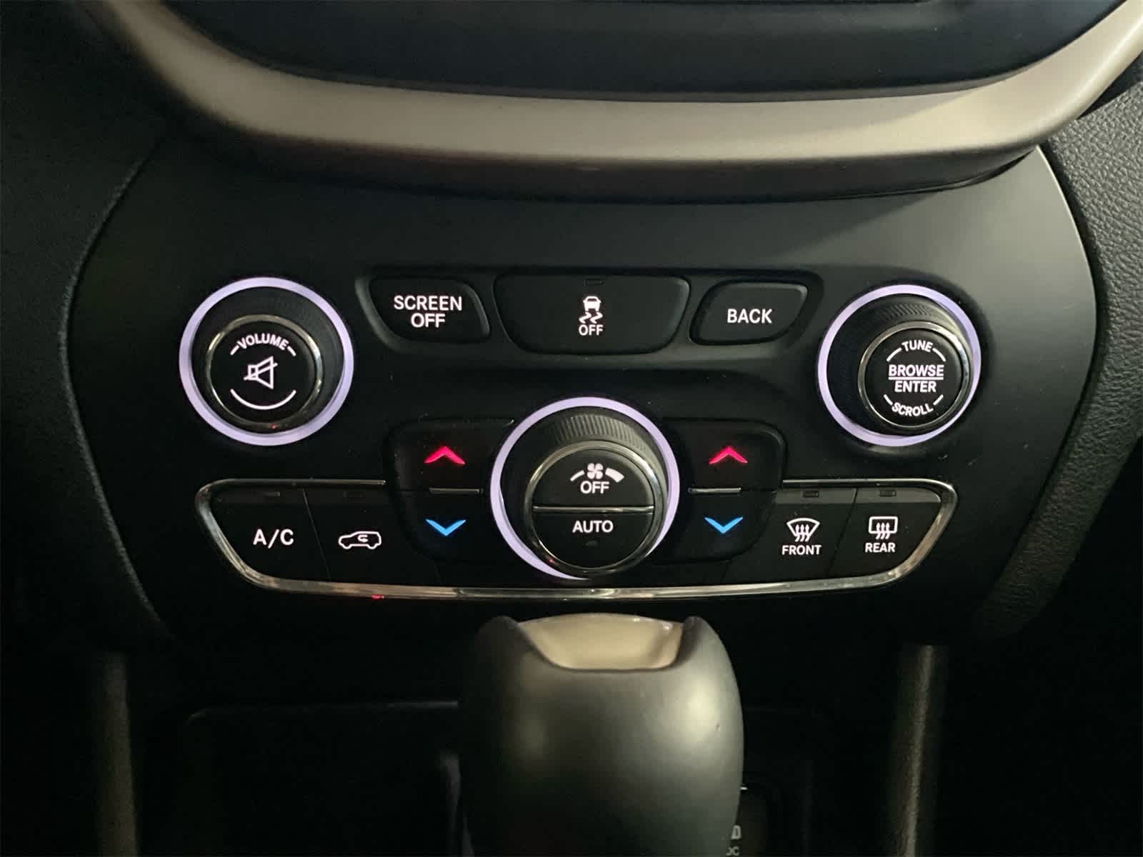 Thumbnail: 2016 Jeep Cherokee - 23