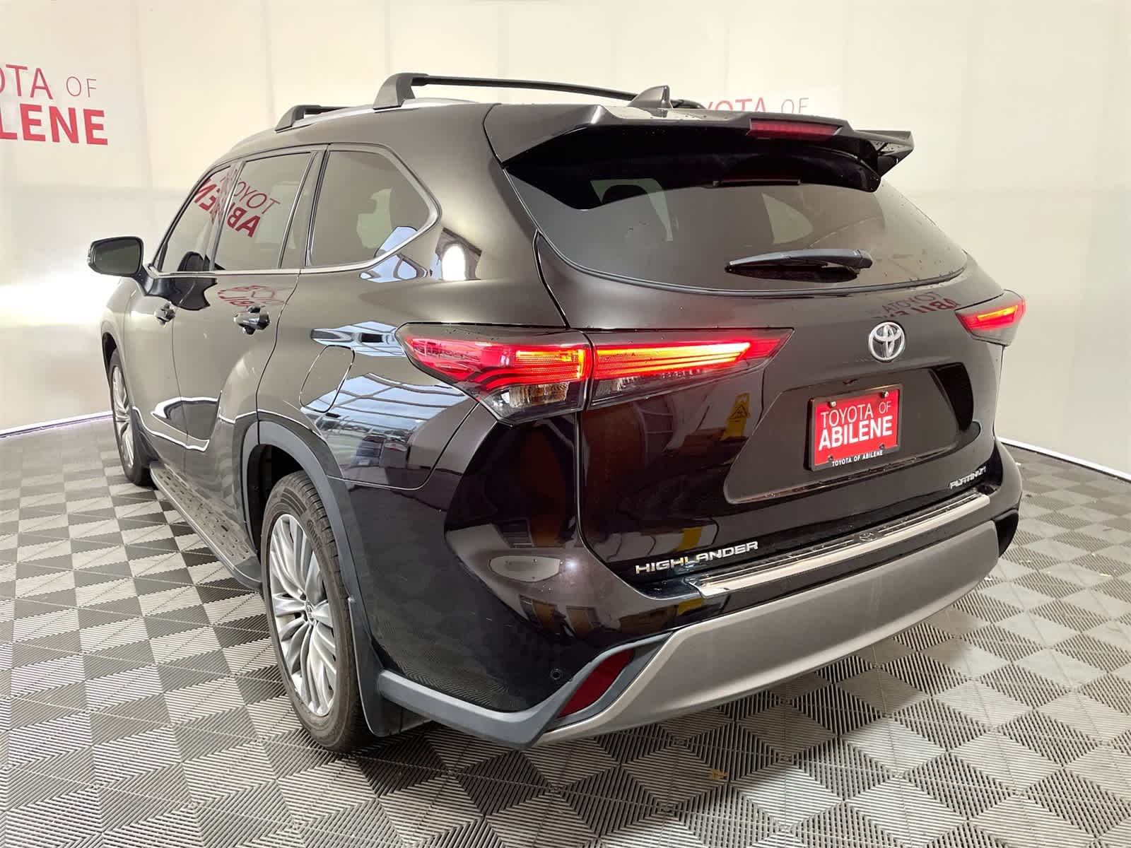 Thumbnail: 2022 Toyota Highlander - 3