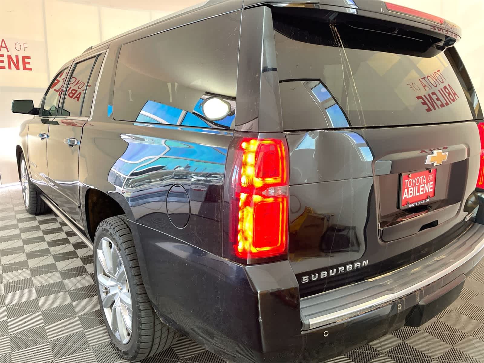 Thumbnail: 2017 Chevrolet Suburban - 3