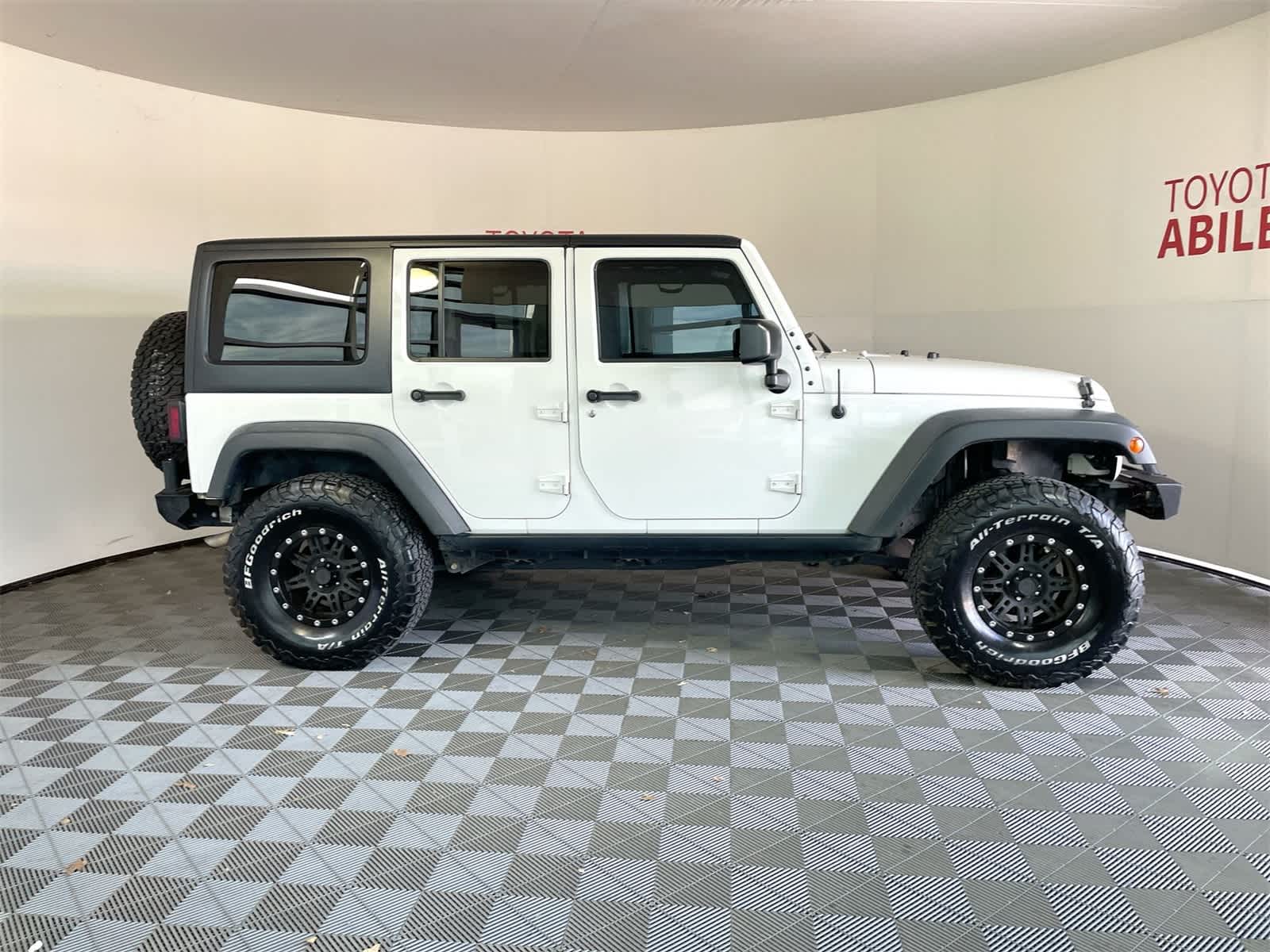 Thumbnail: 2016 Jeep Wrangler - 6