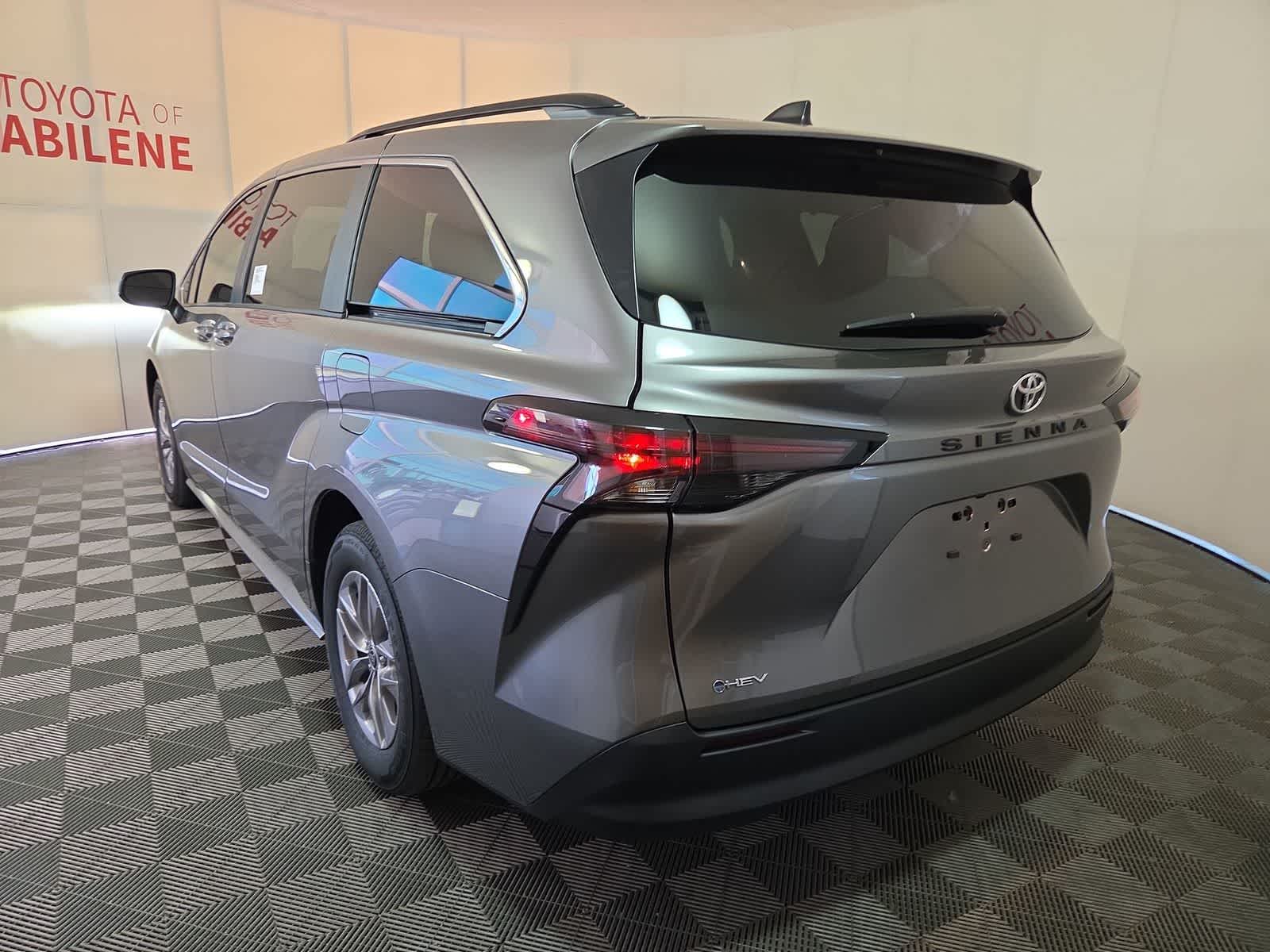 Thumbnail: 2026 Toyota Sienna - 3