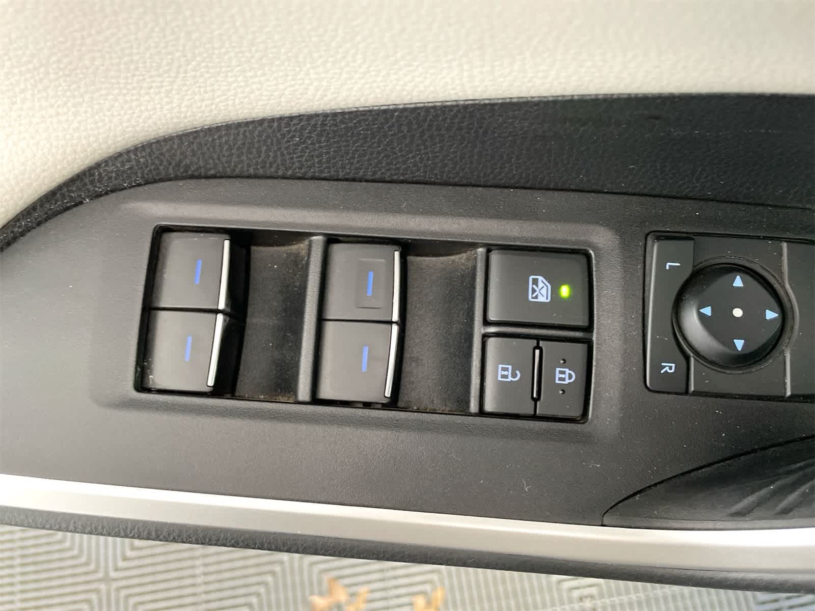 Thumbnail: 2022 Toyota RAV4 - 12