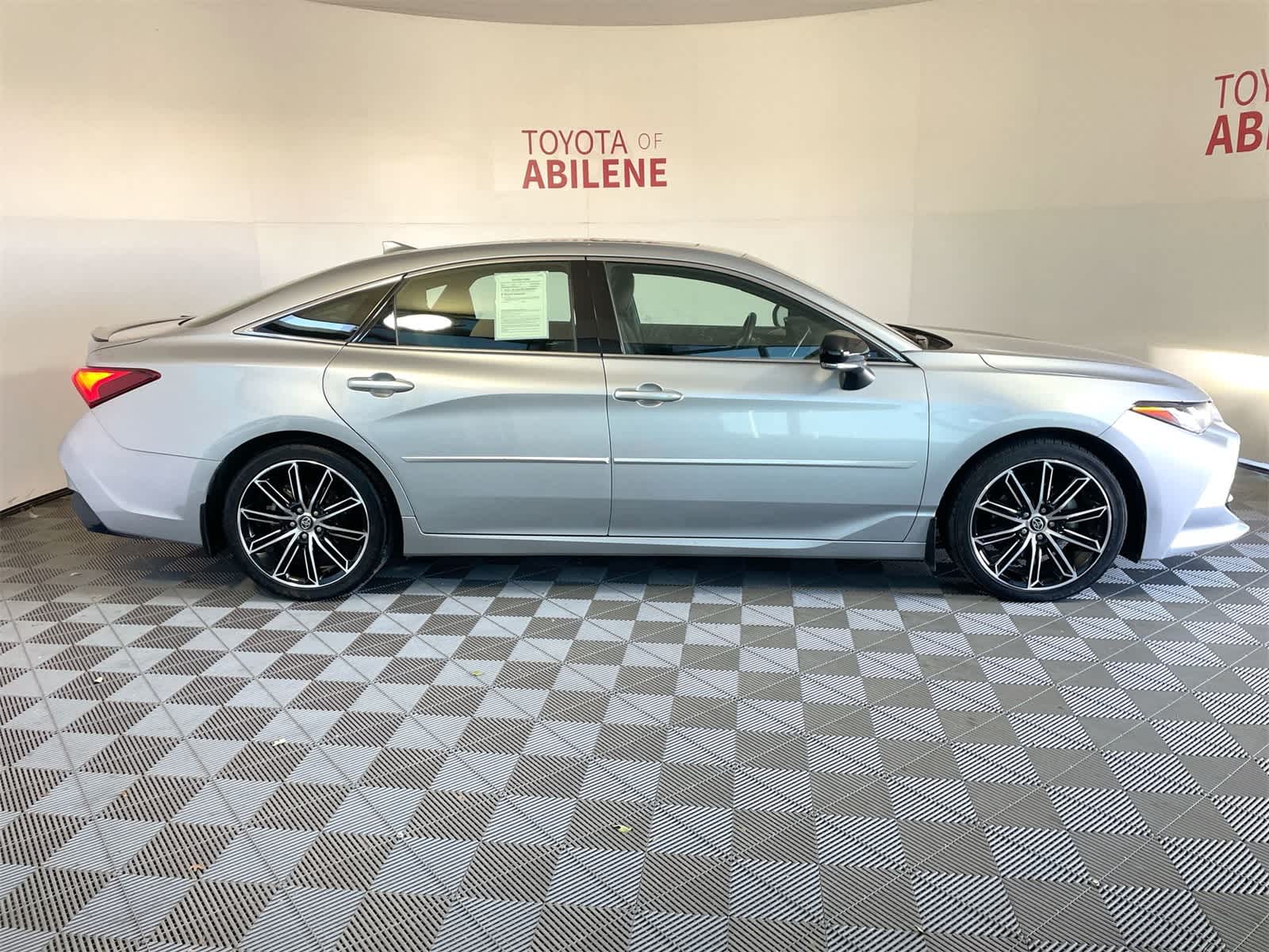 Thumbnail: 2020 Toyota Avalon - 8