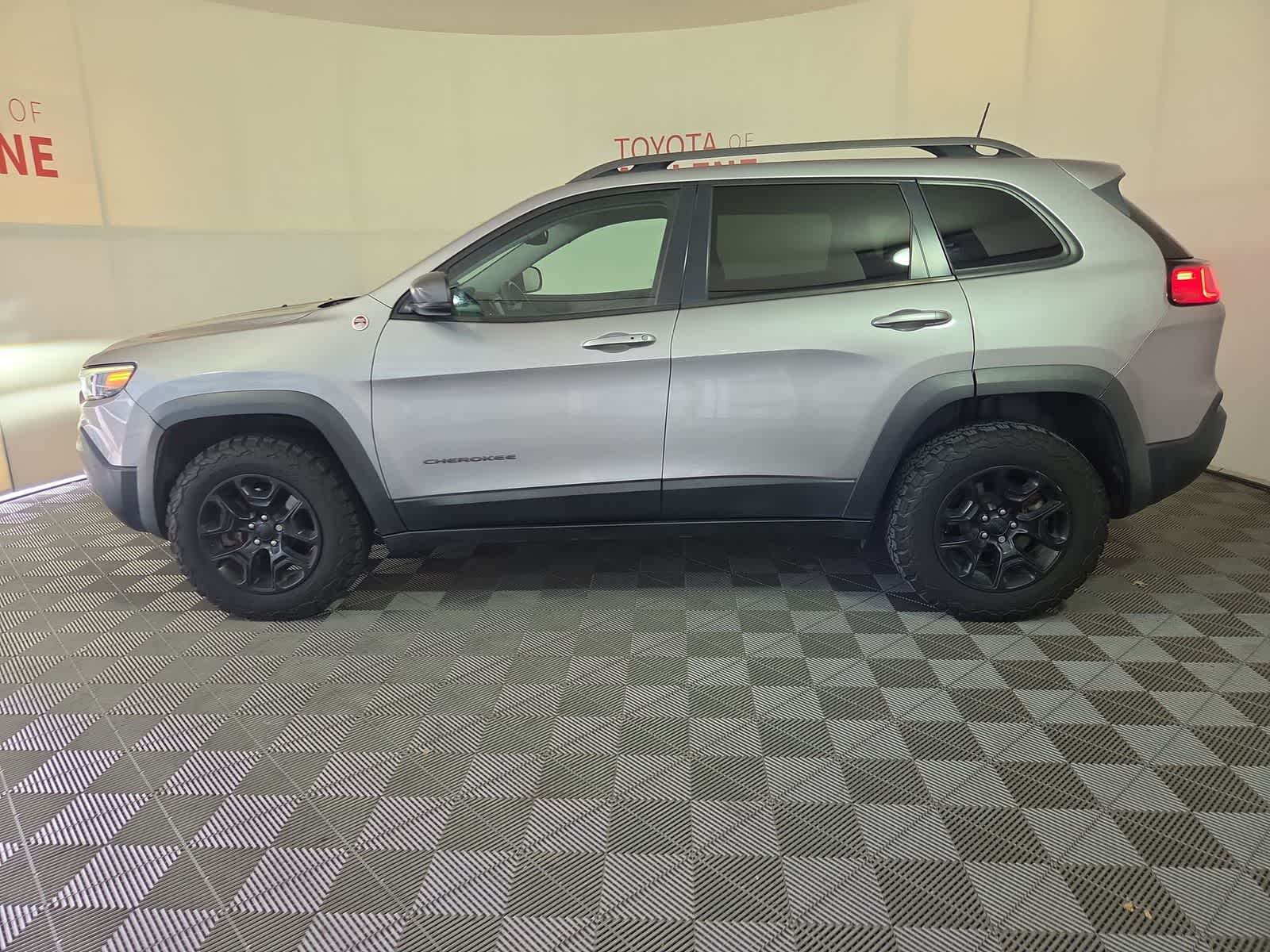 Thumbnail: 2019 Jeep Cherokee - 2