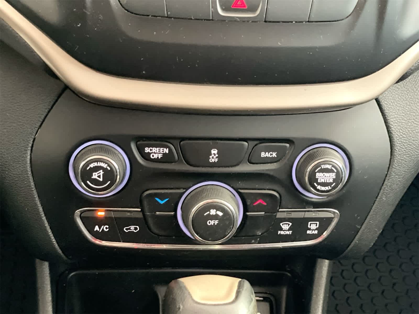 Thumbnail: 2015 Jeep Cherokee - 21