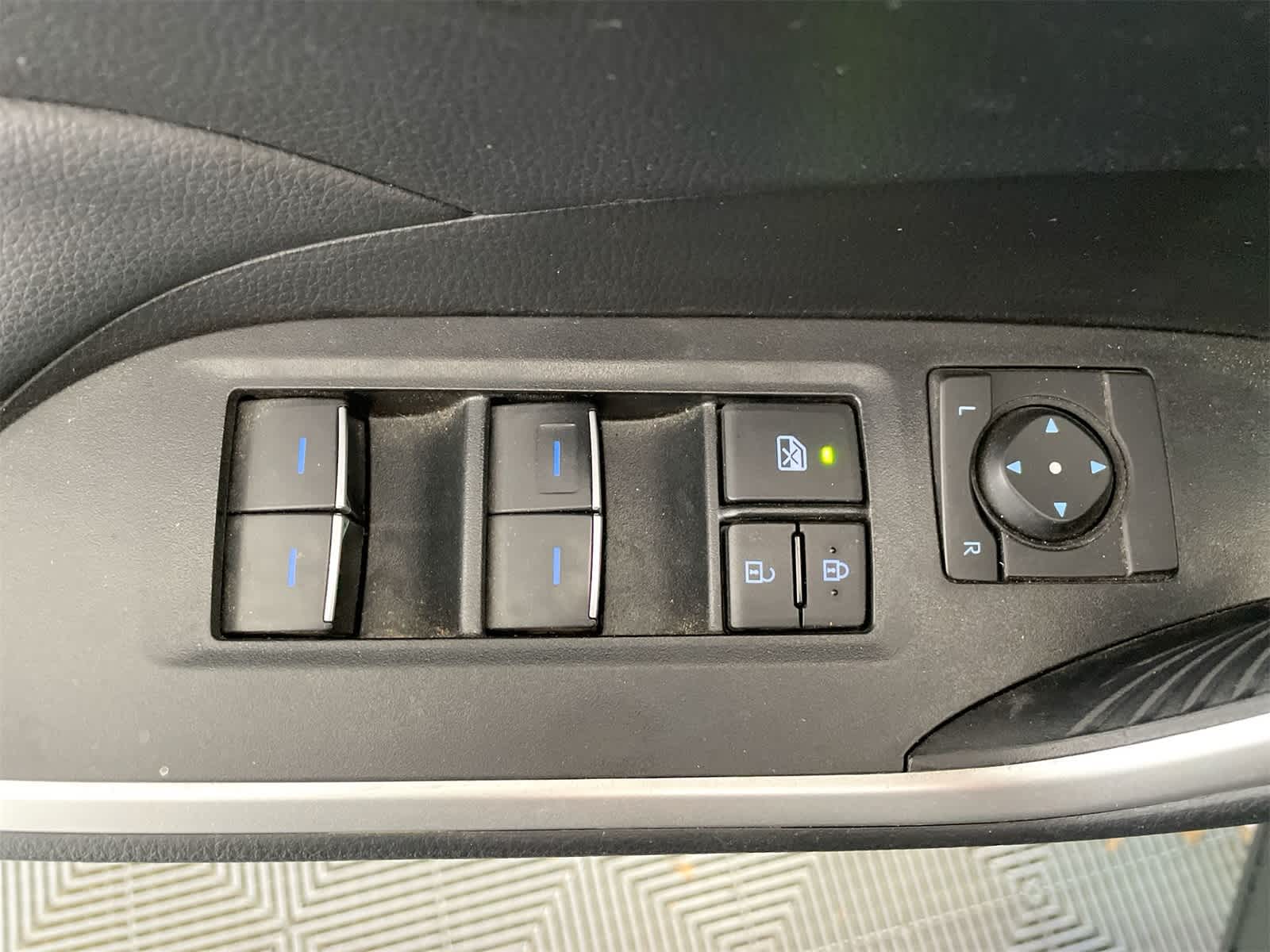 Thumbnail: 2022 Toyota RAV4 - 11