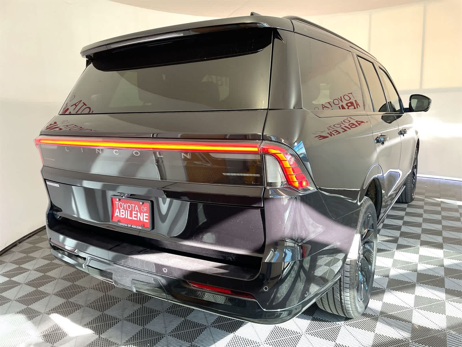 Thumbnail: 2025 Lincoln Navigator - 5