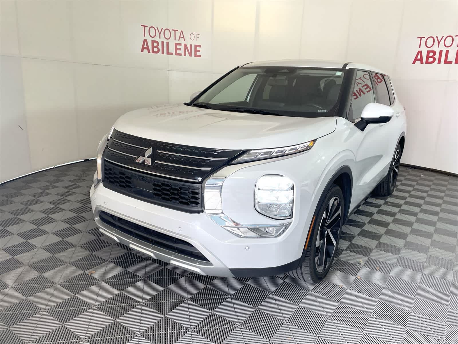 Thumbnail: 2024 Mitsubishi Outlander - 1