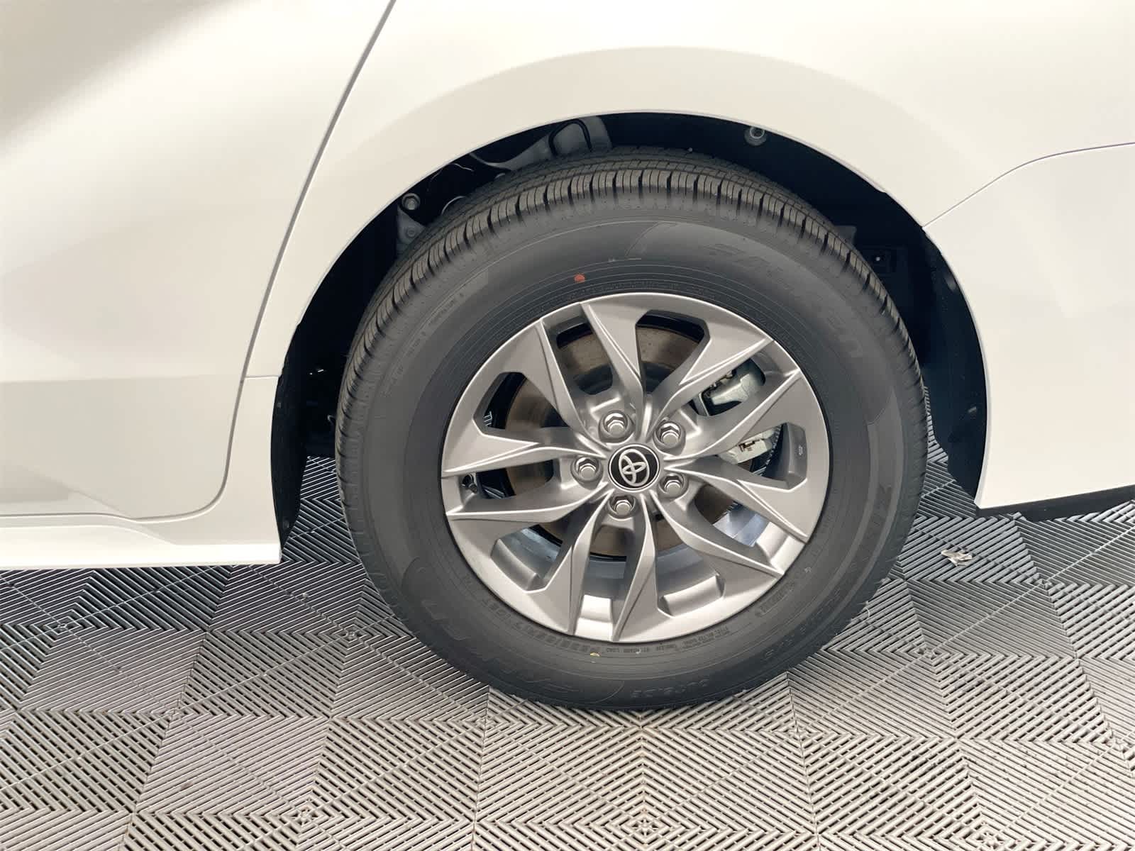 2025 Toyota Sienna XLE 27