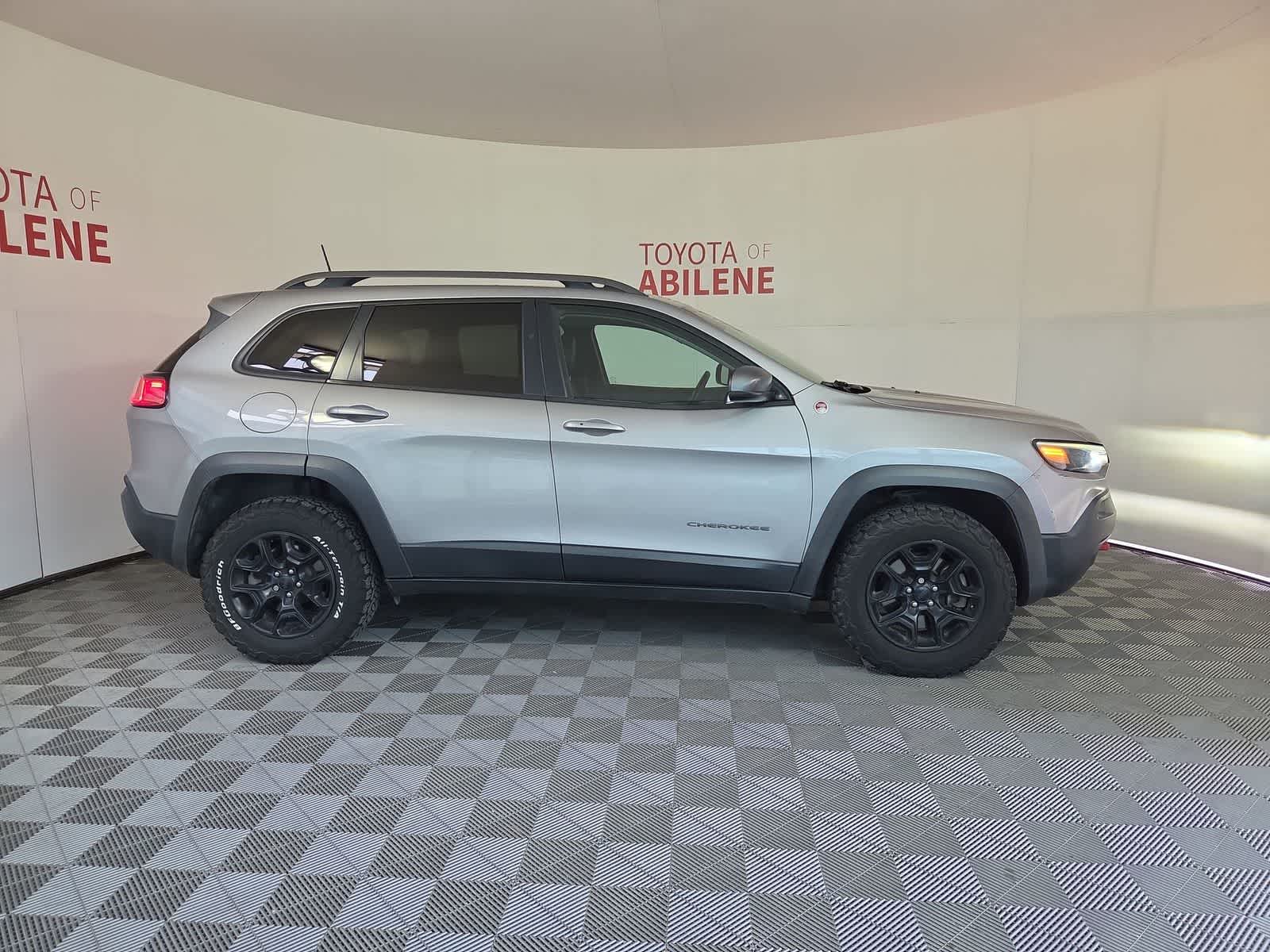 Thumbnail: 2019 Jeep Cherokee - 7