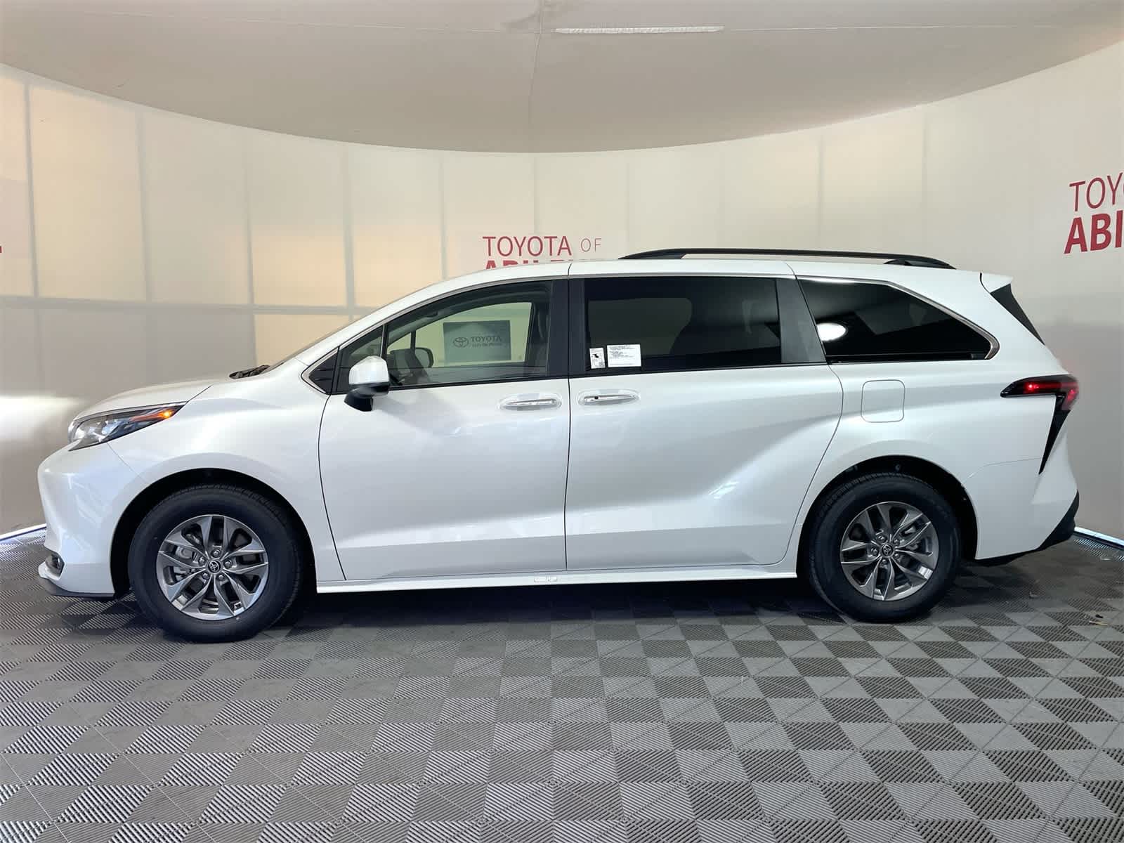 2025 Toyota Sienna XLE 2
