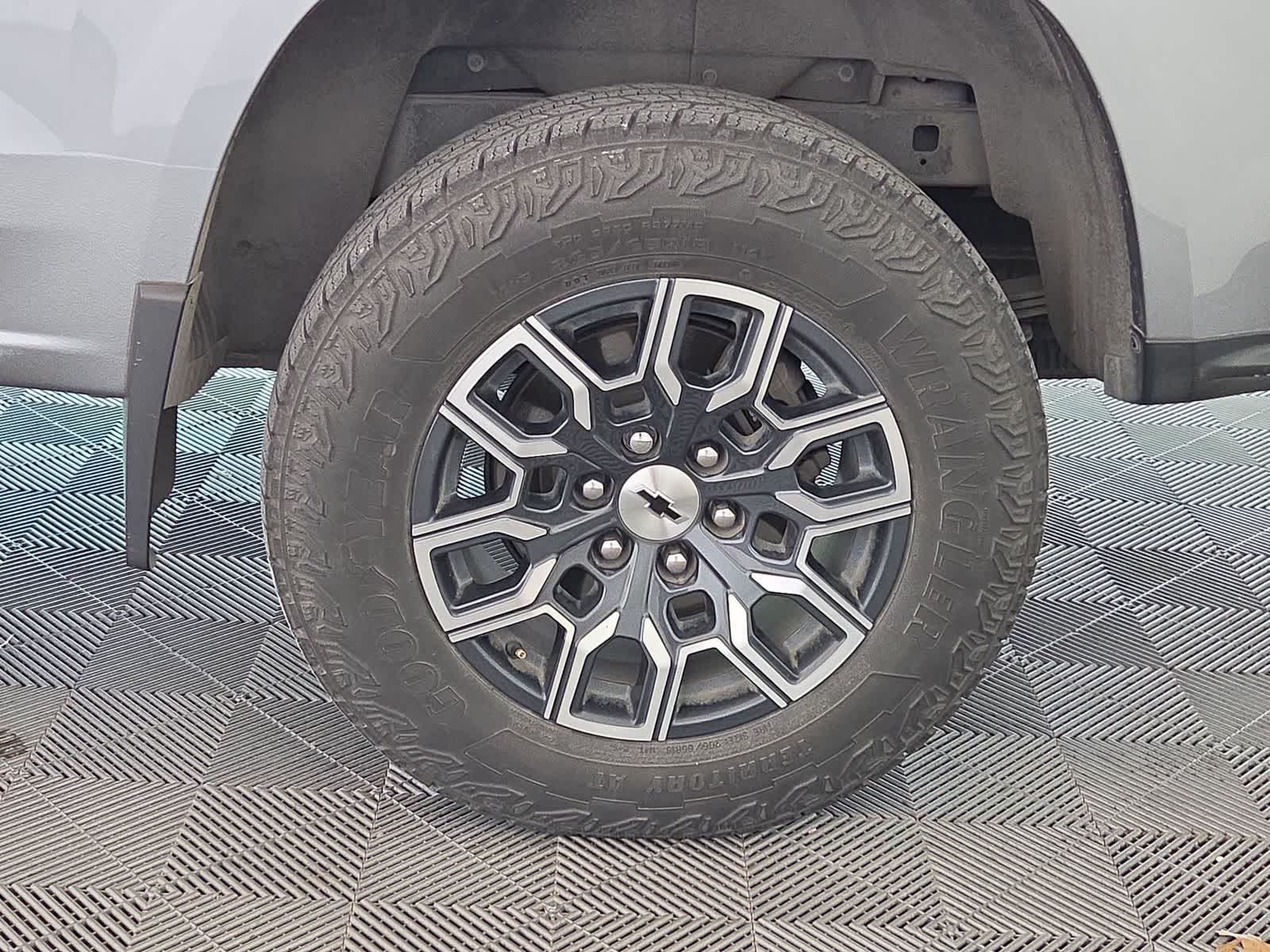 Thumbnail: 2023 Chevrolet Colorado - 24