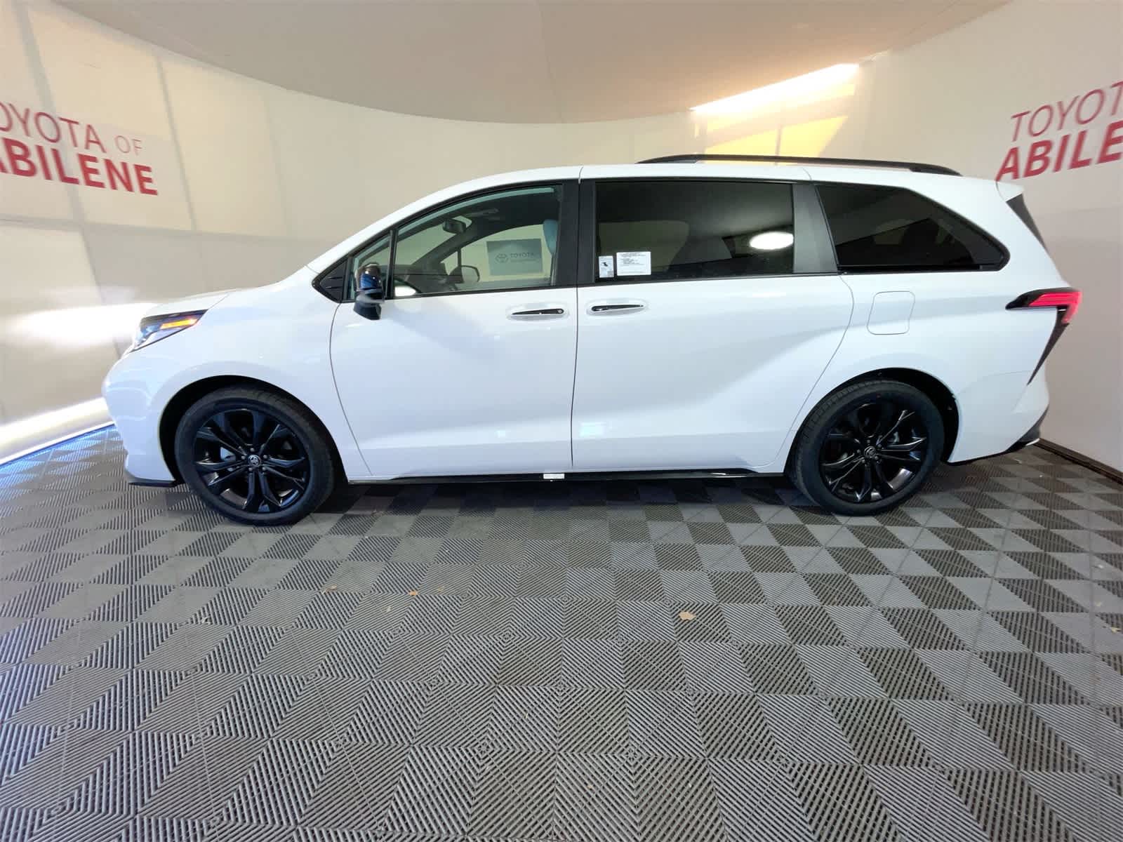 Thumbnail: 2026 Toyota Sienna - 2