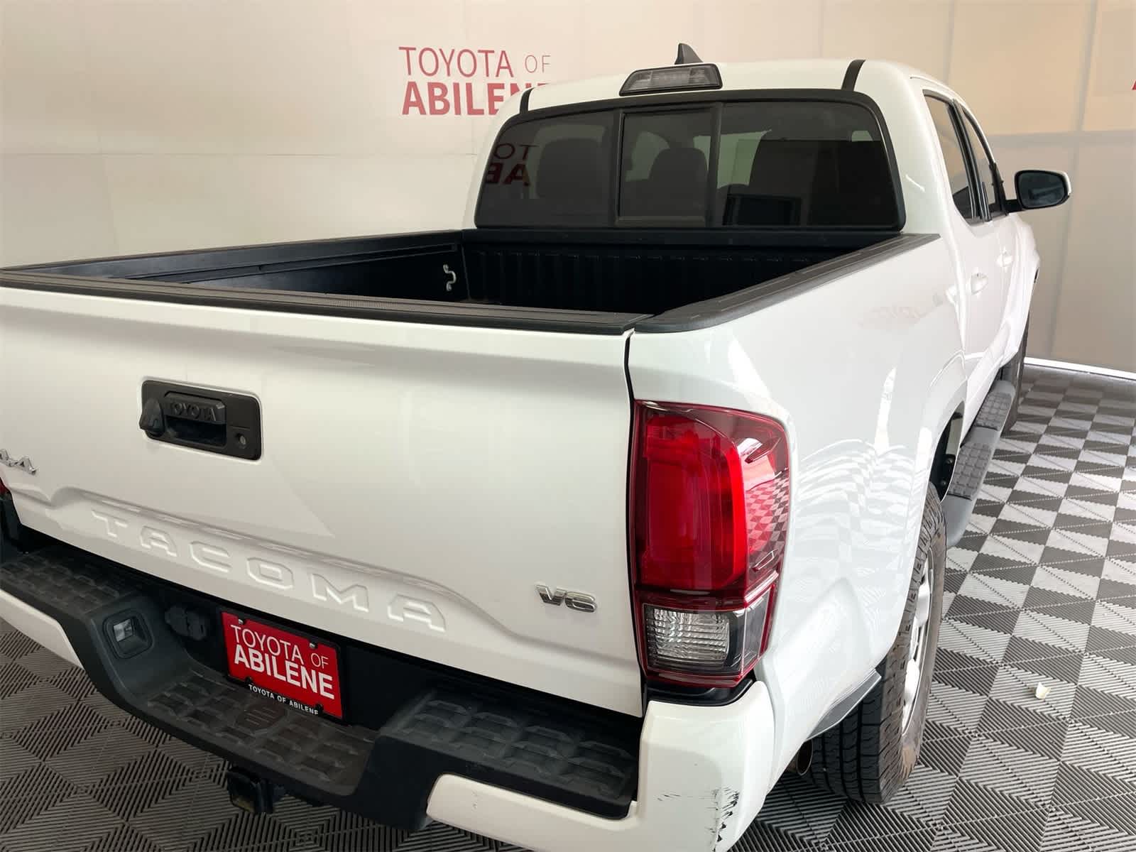 Thumbnail: 2018 Toyota Tacoma - 6