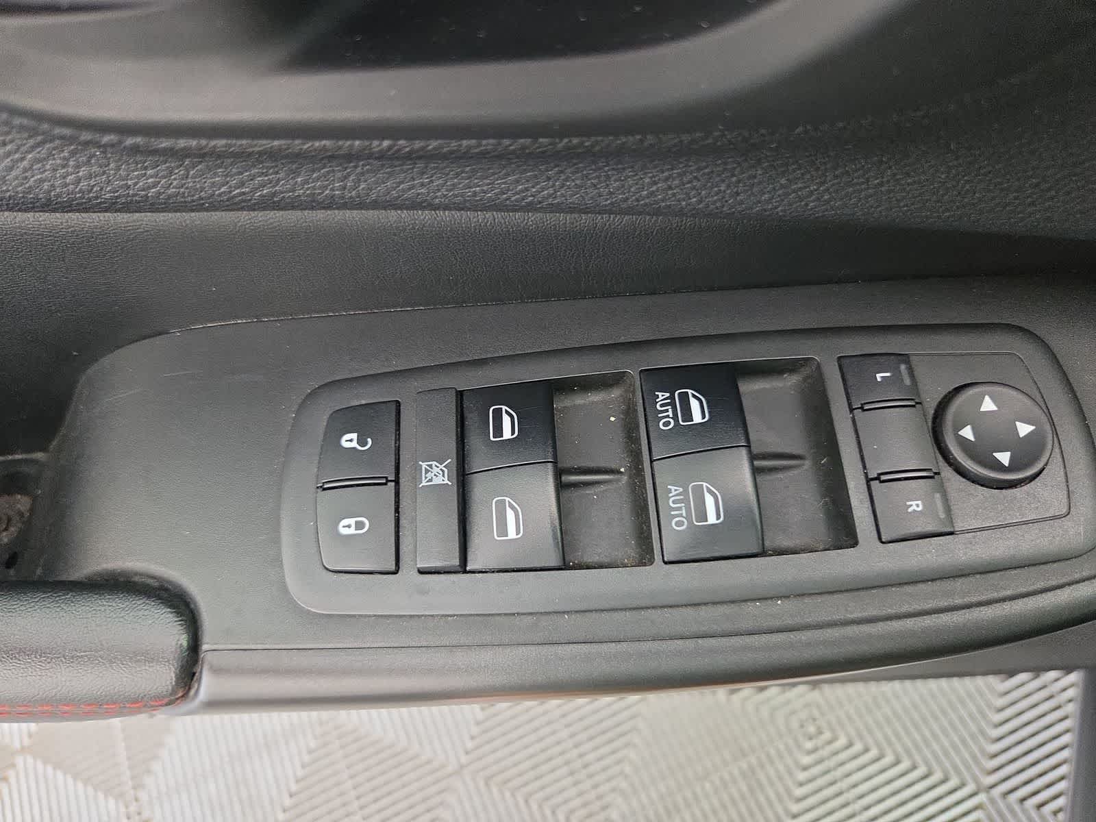 Thumbnail: 2019 Jeep Cherokee - 11