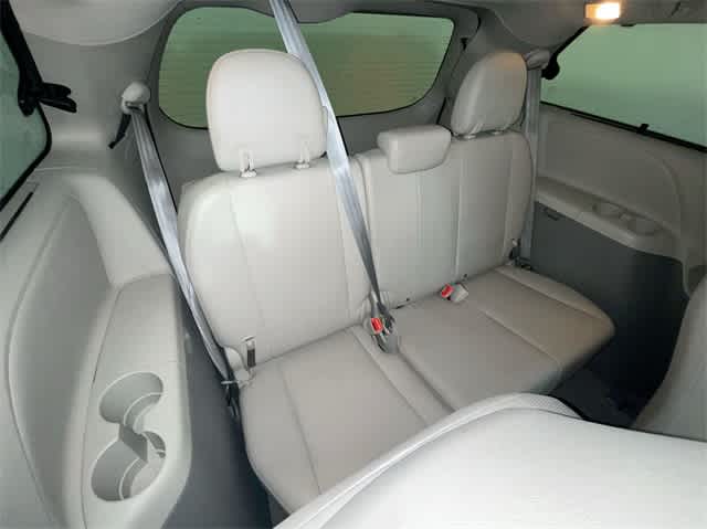 2011 Toyota Sienna XLE 16