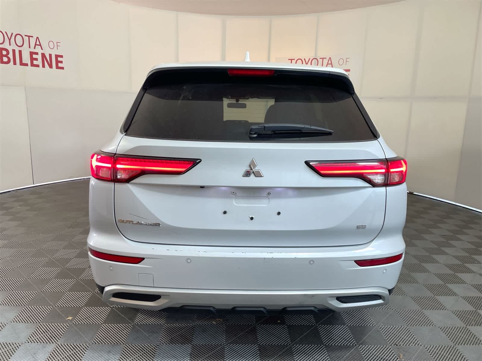 Thumbnail: 2024 Mitsubishi Outlander - 4