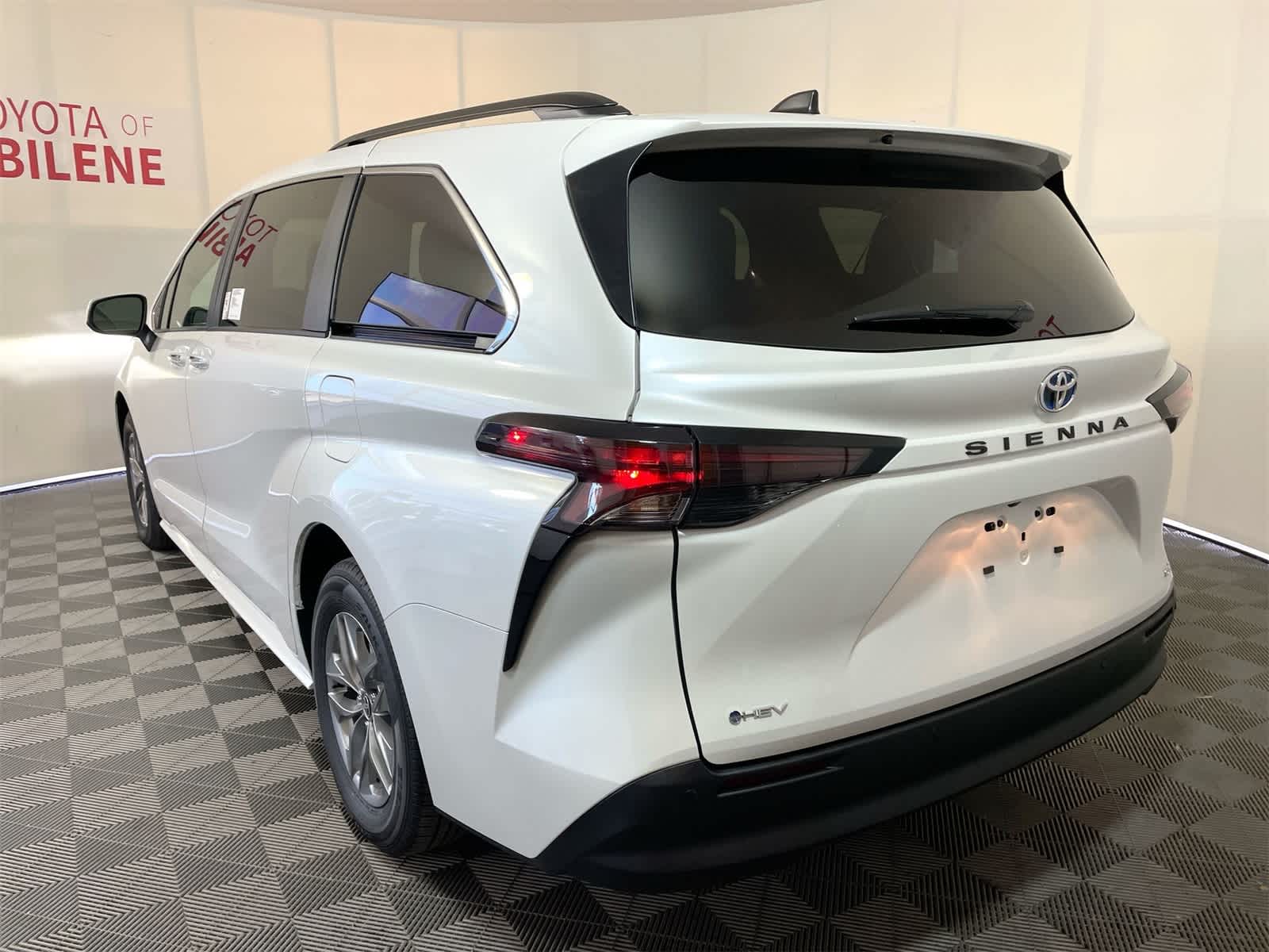 2025 Toyota Sienna XLE 3