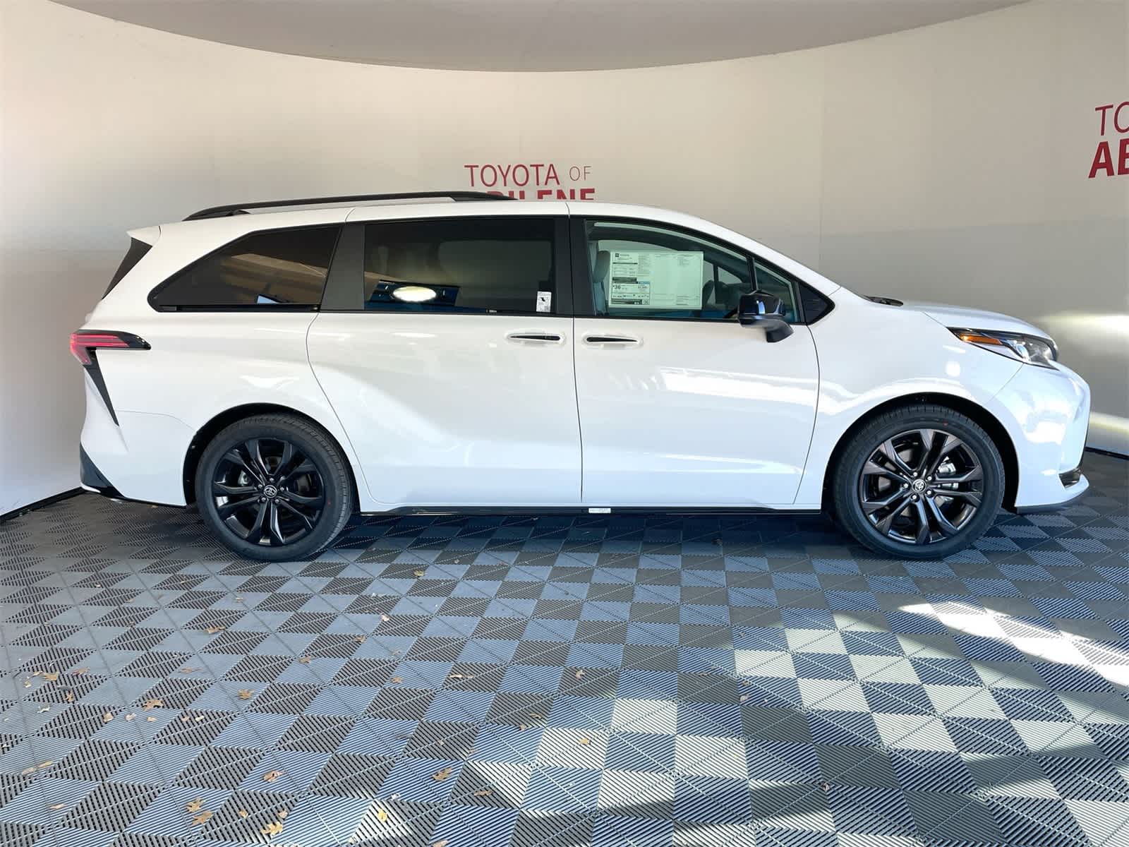 Thumbnail: 2026 Toyota Sienna - 8