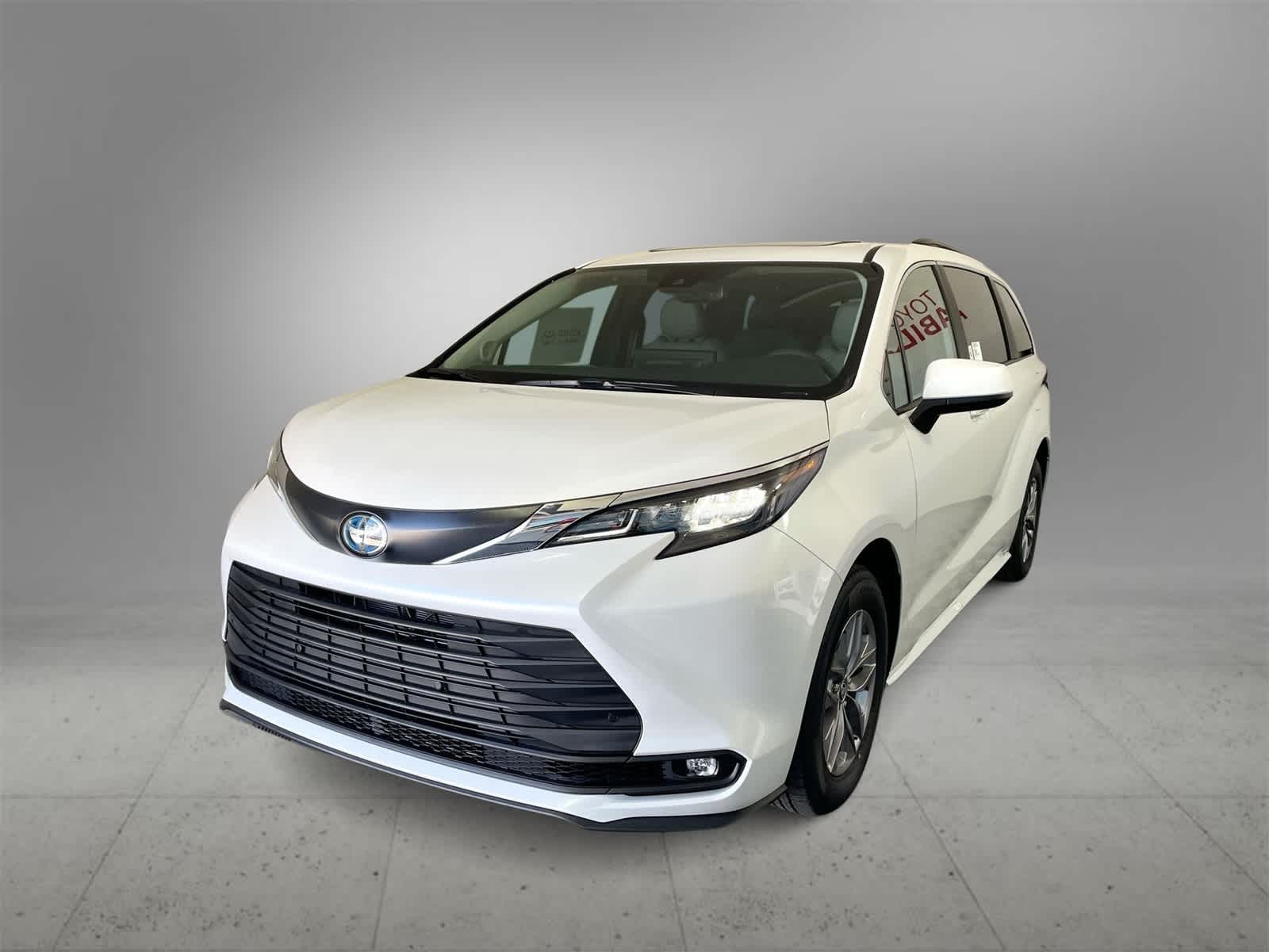 2025 Toyota Sienna XLE Hero Image