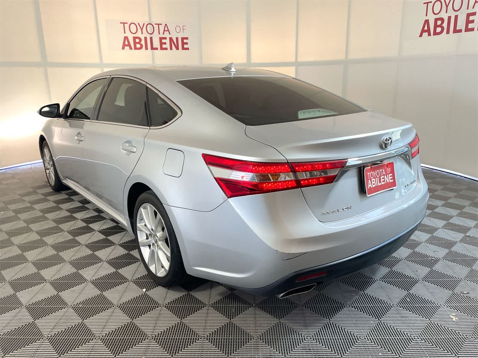 Thumbnail: 2013 Toyota Avalon - 3