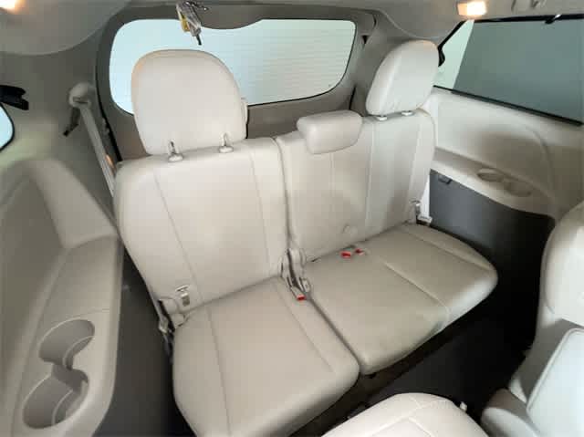 2013 Toyota Sienna XLE 16