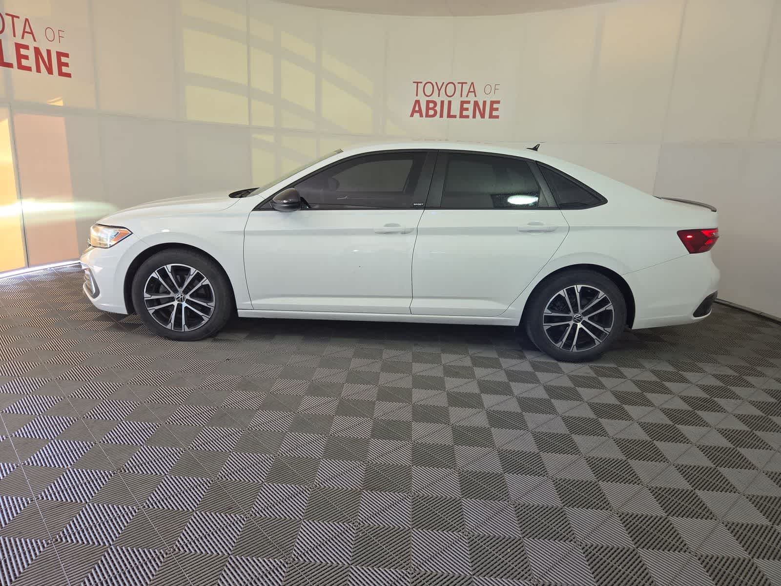 Thumbnail: 2023 Volkswagen Jetta - 2