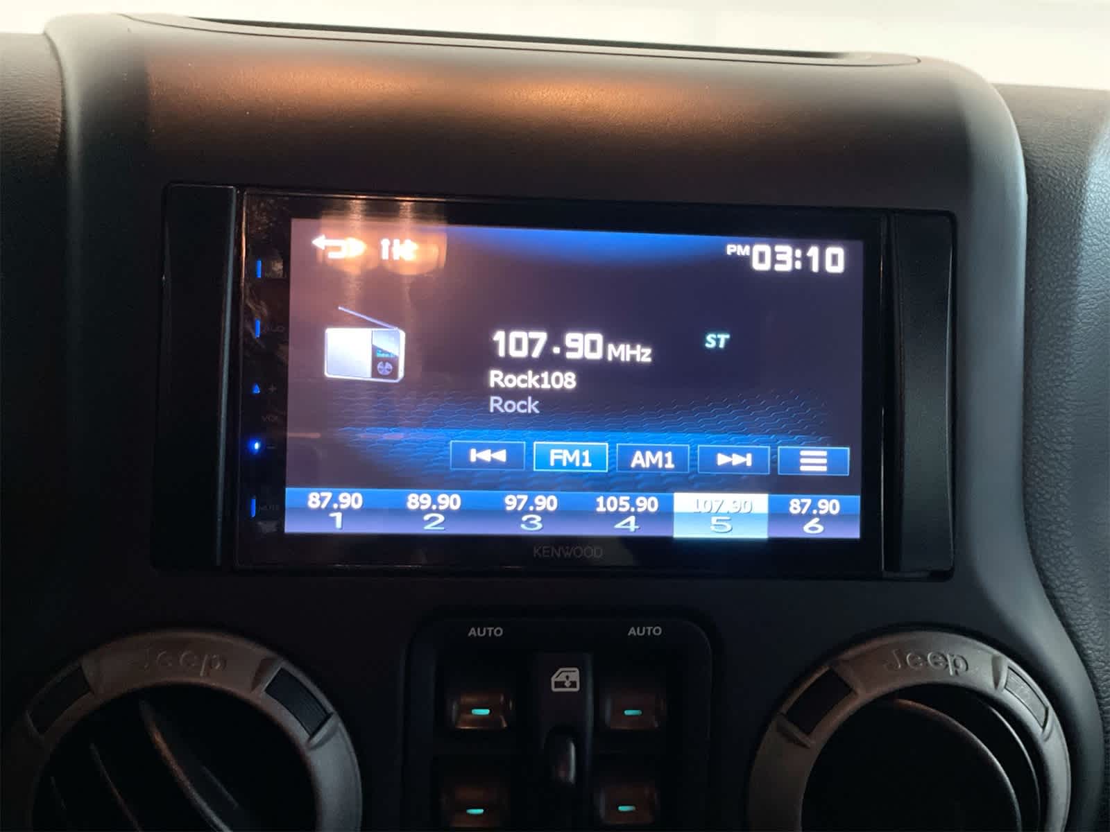 Thumbnail: 2016 Jeep Wrangler - 17