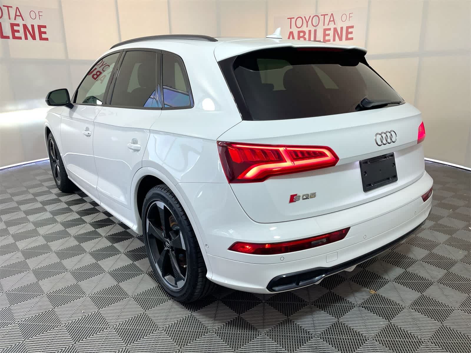 Thumbnail: 2020 Audi SQ5 - 3