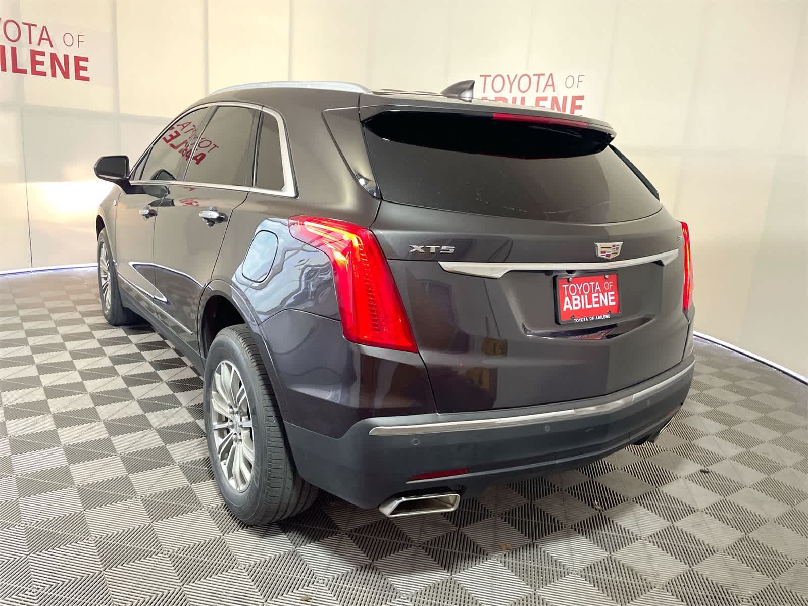 Thumbnail: 2017 Cadillac XT5 - 3
