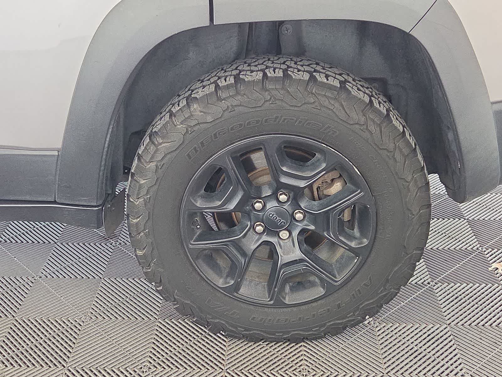 Thumbnail: 2019 Jeep Cherokee - 24