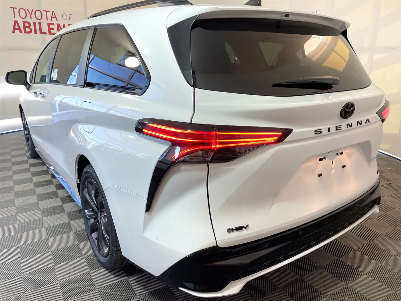 Thumbnail: 2026 Toyota Sienna - 3