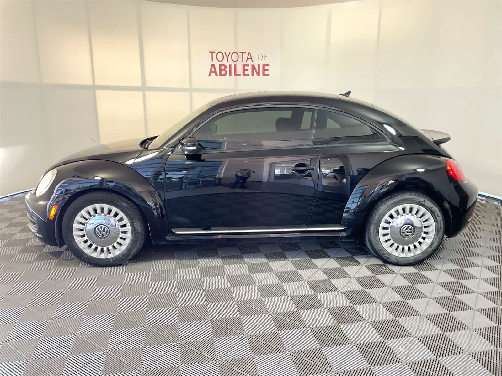 2016 Volkswagen Beetle SE 2