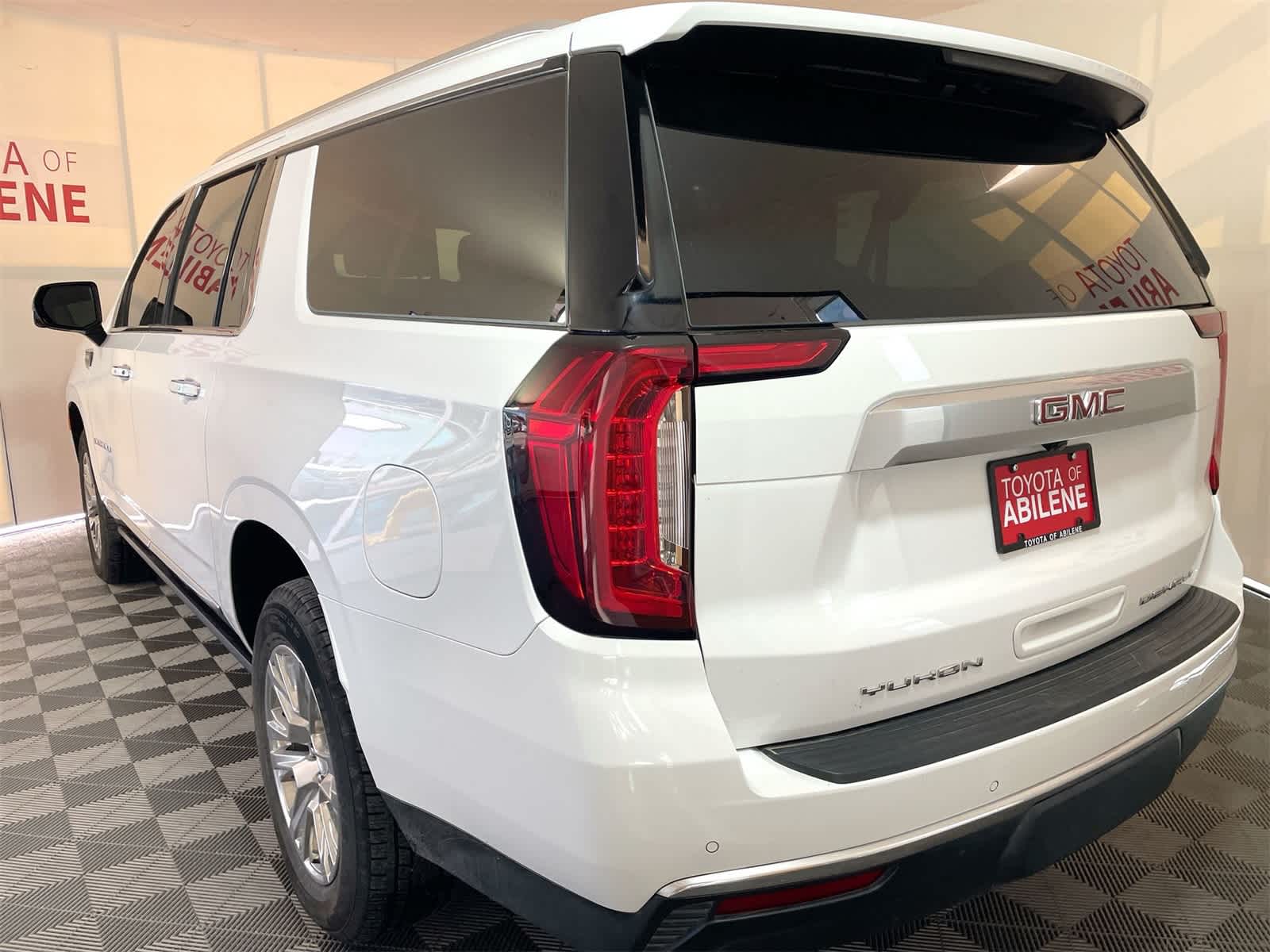 Thumbnail: 2023 GMC Yukon XL - 3