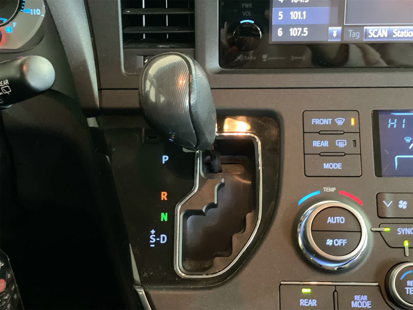 Thumbnail: 2017 Toyota Sienna - 24