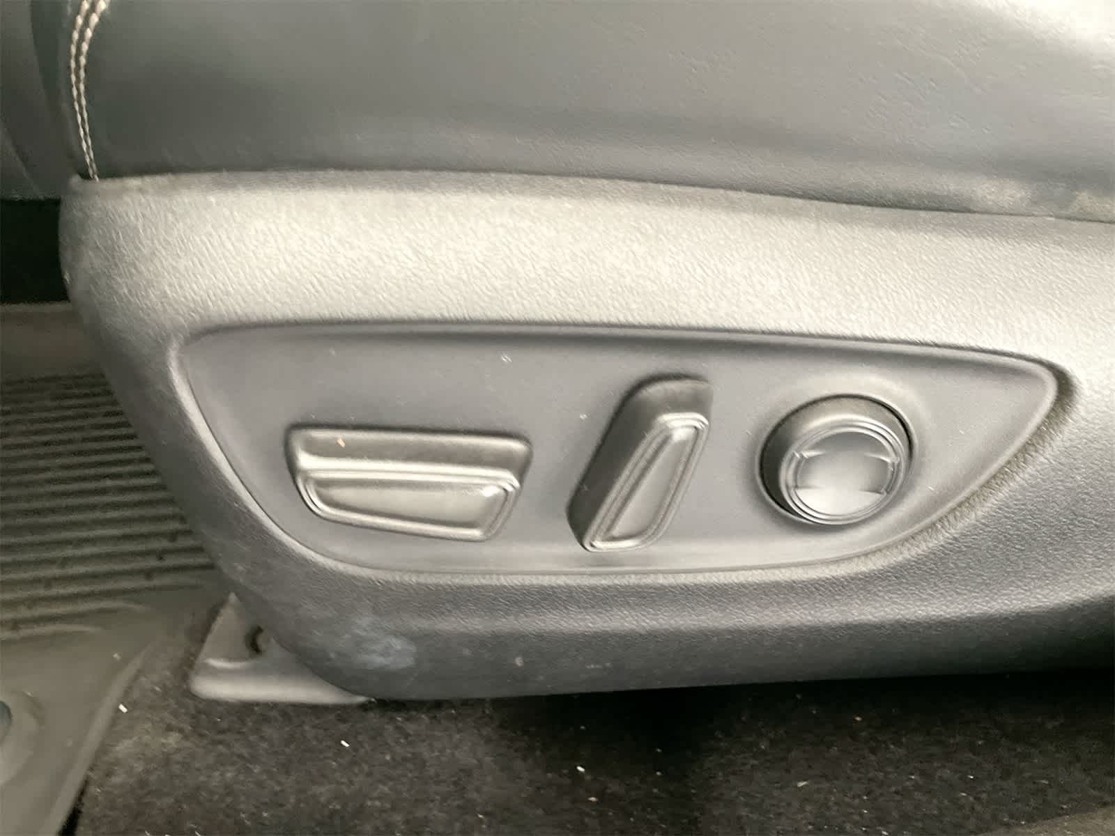 Thumbnail: 2022 Toyota RAV4 - 10